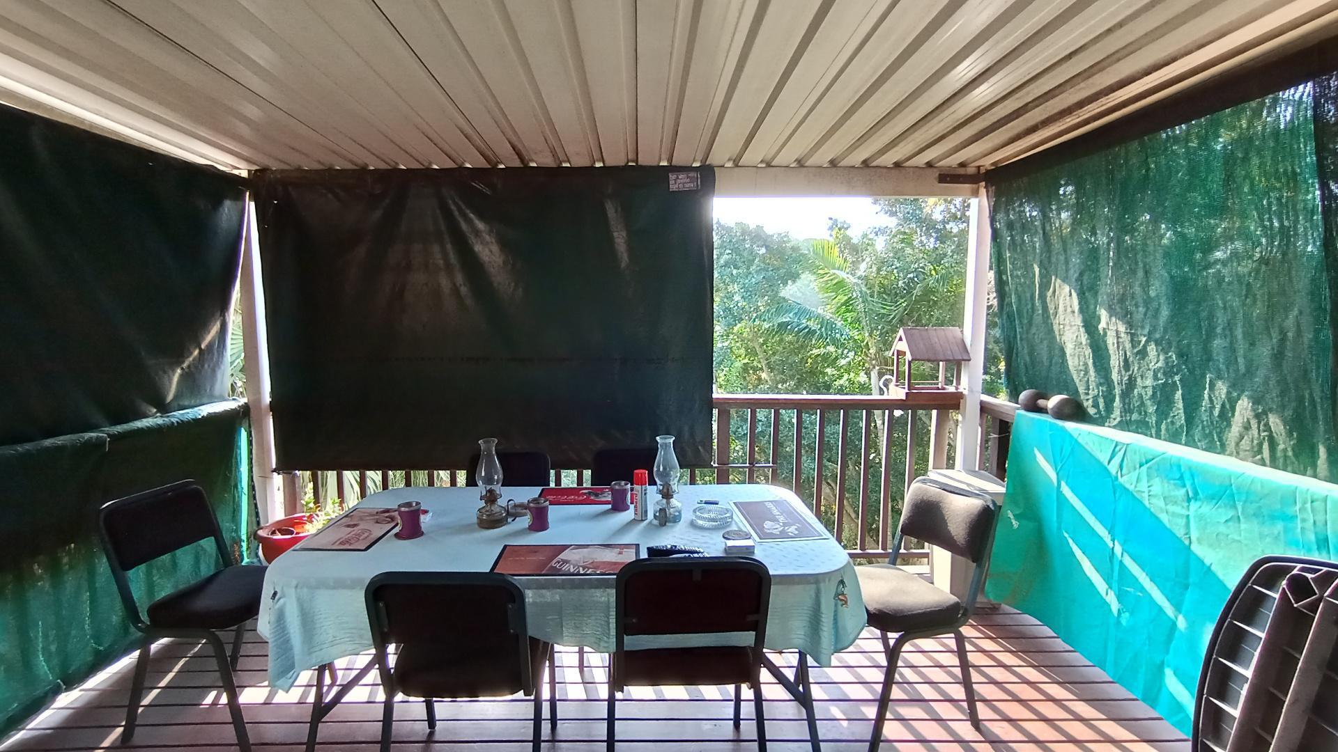 Balcony - 20 square meters of property in Amanzimtoti 