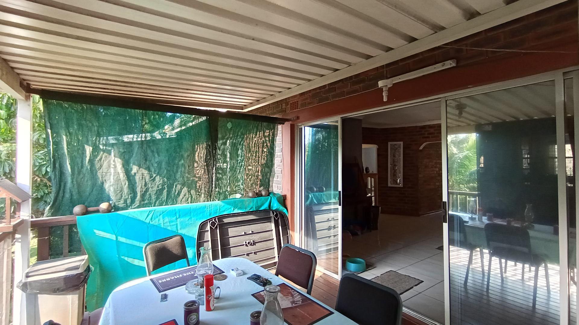 Balcony - 20 square meters of property in Amanzimtoti 