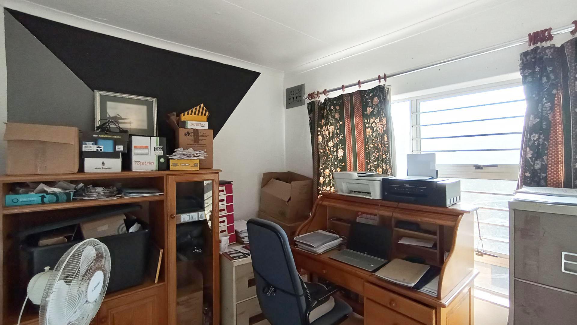 Bed Room 1 - 11 square meters of property in Amanzimtoti 