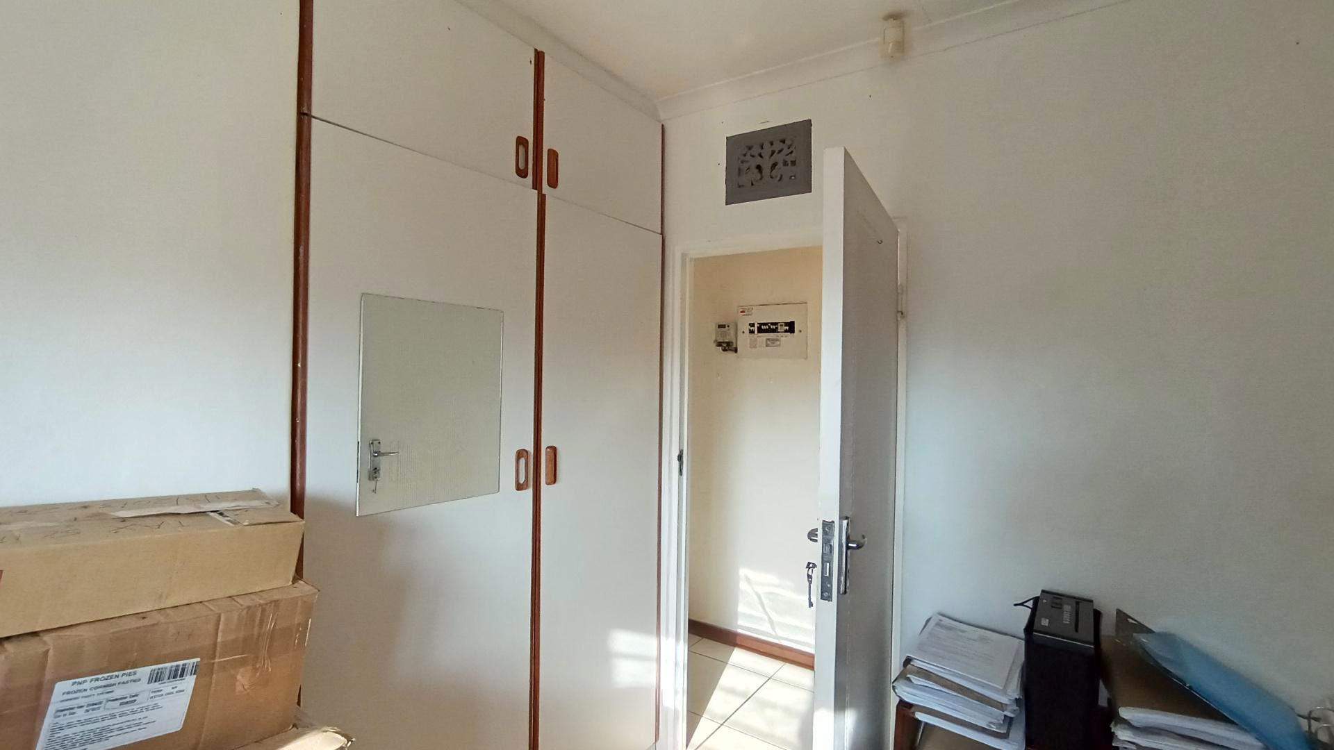 Bed Room 1 - 11 square meters of property in Amanzimtoti 