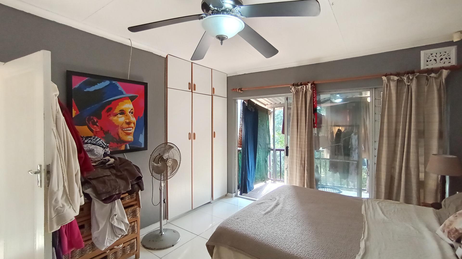 Main Bedroom - 18 square meters of property in Amanzimtoti 