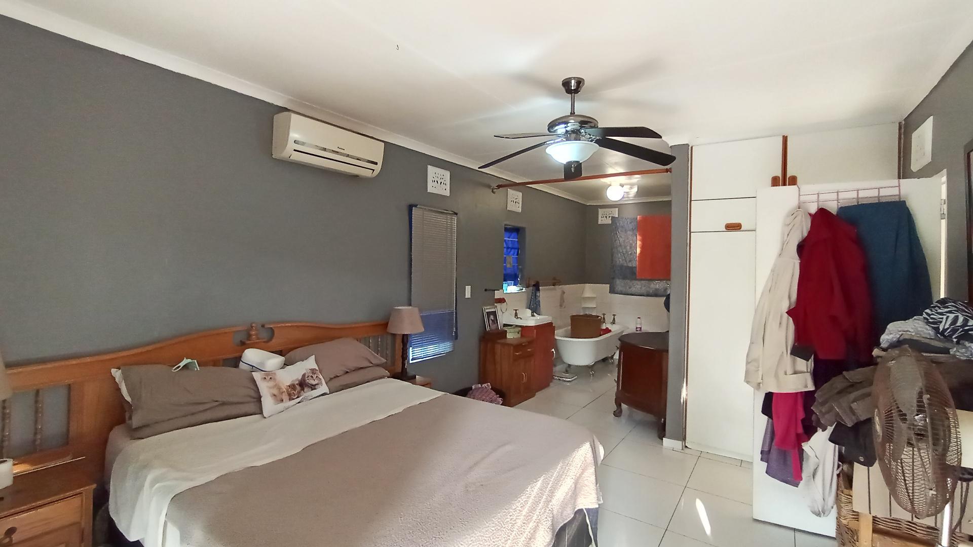 Main Bedroom - 18 square meters of property in Amanzimtoti 