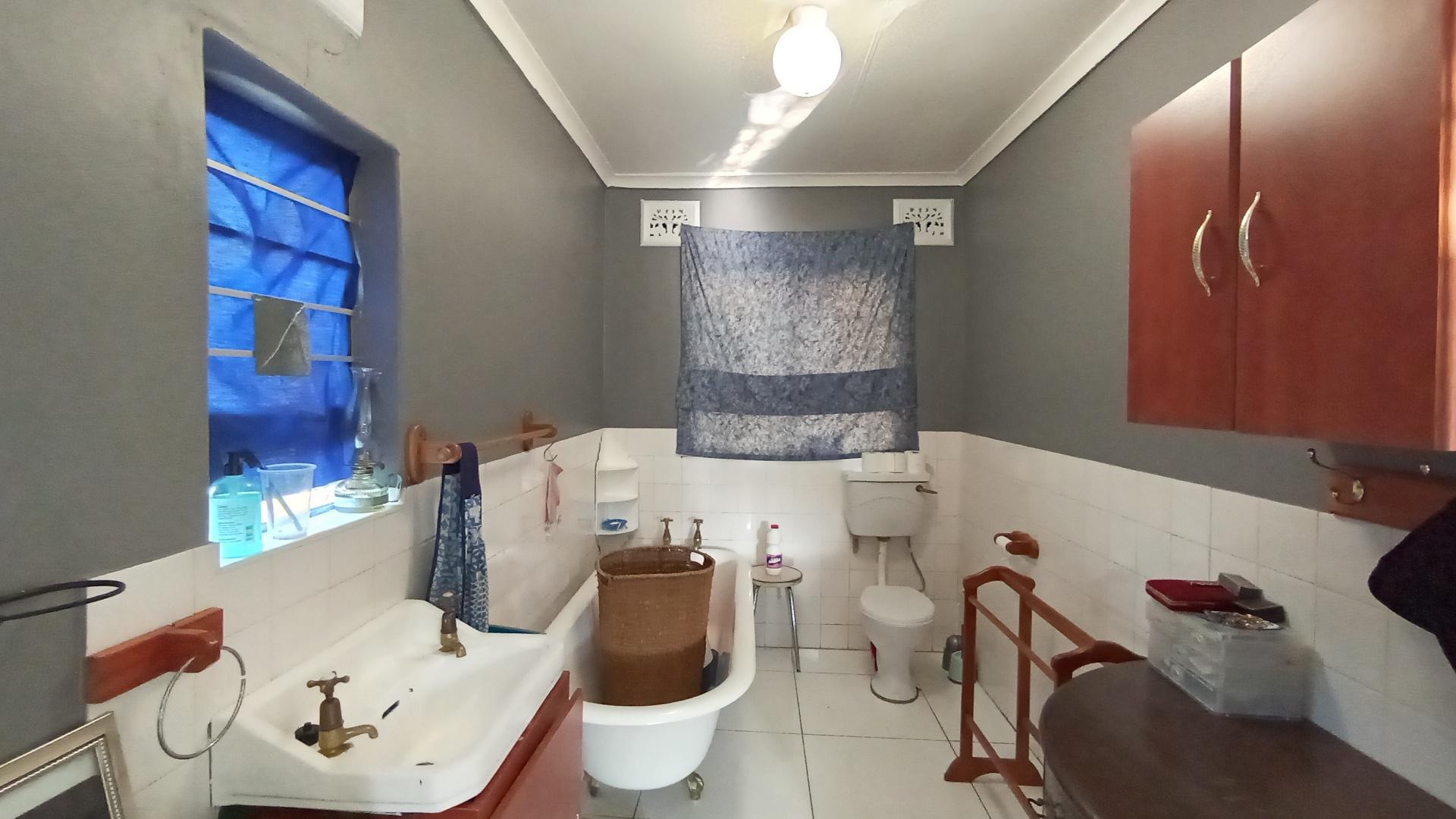 Main Bathroom - 7 square meters of property in Amanzimtoti 