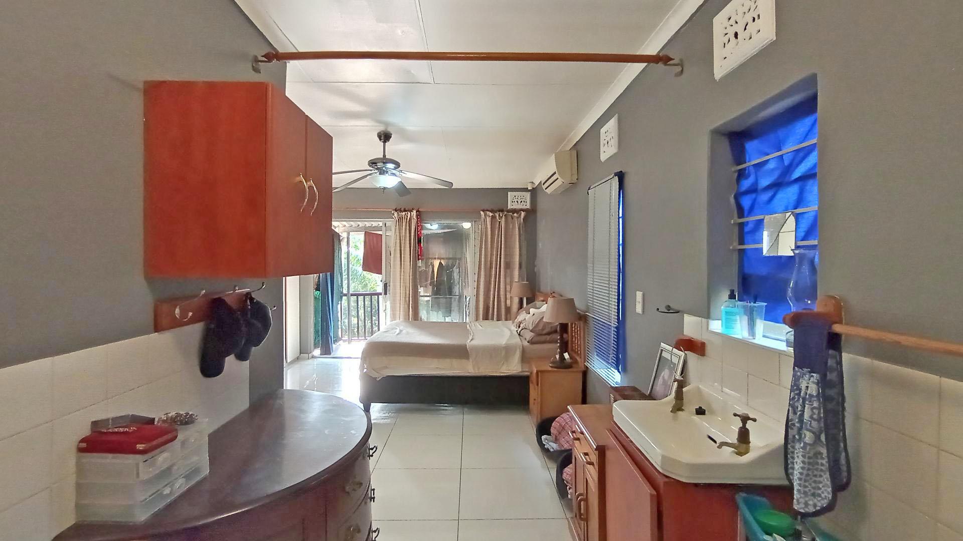 Main Bathroom - 7 square meters of property in Amanzimtoti 