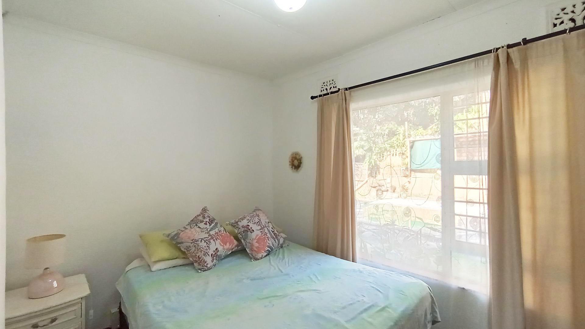 Bed Room 2 - 11 square meters of property in Amanzimtoti 