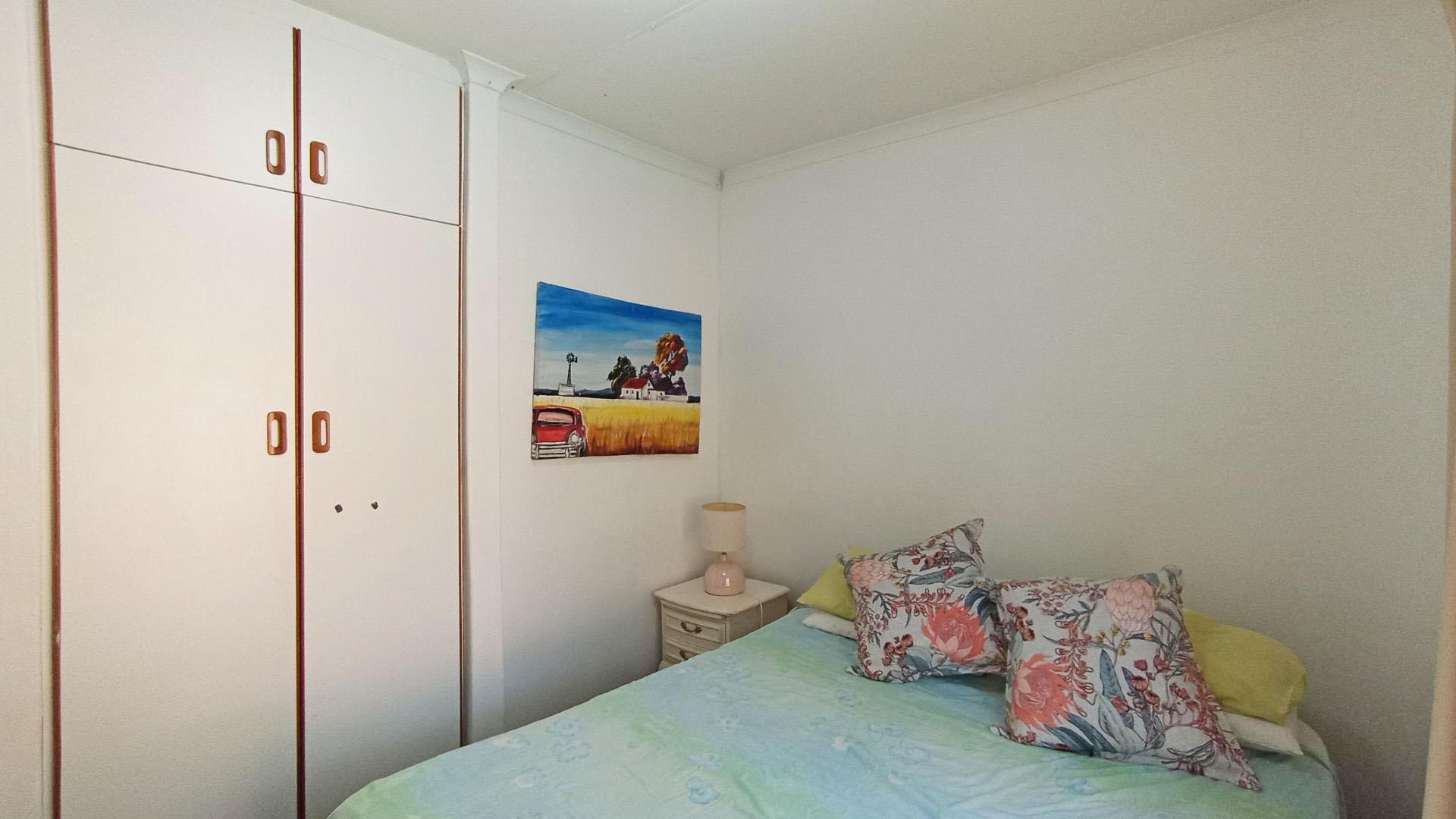 Bed Room 2 - 11 square meters of property in Amanzimtoti 