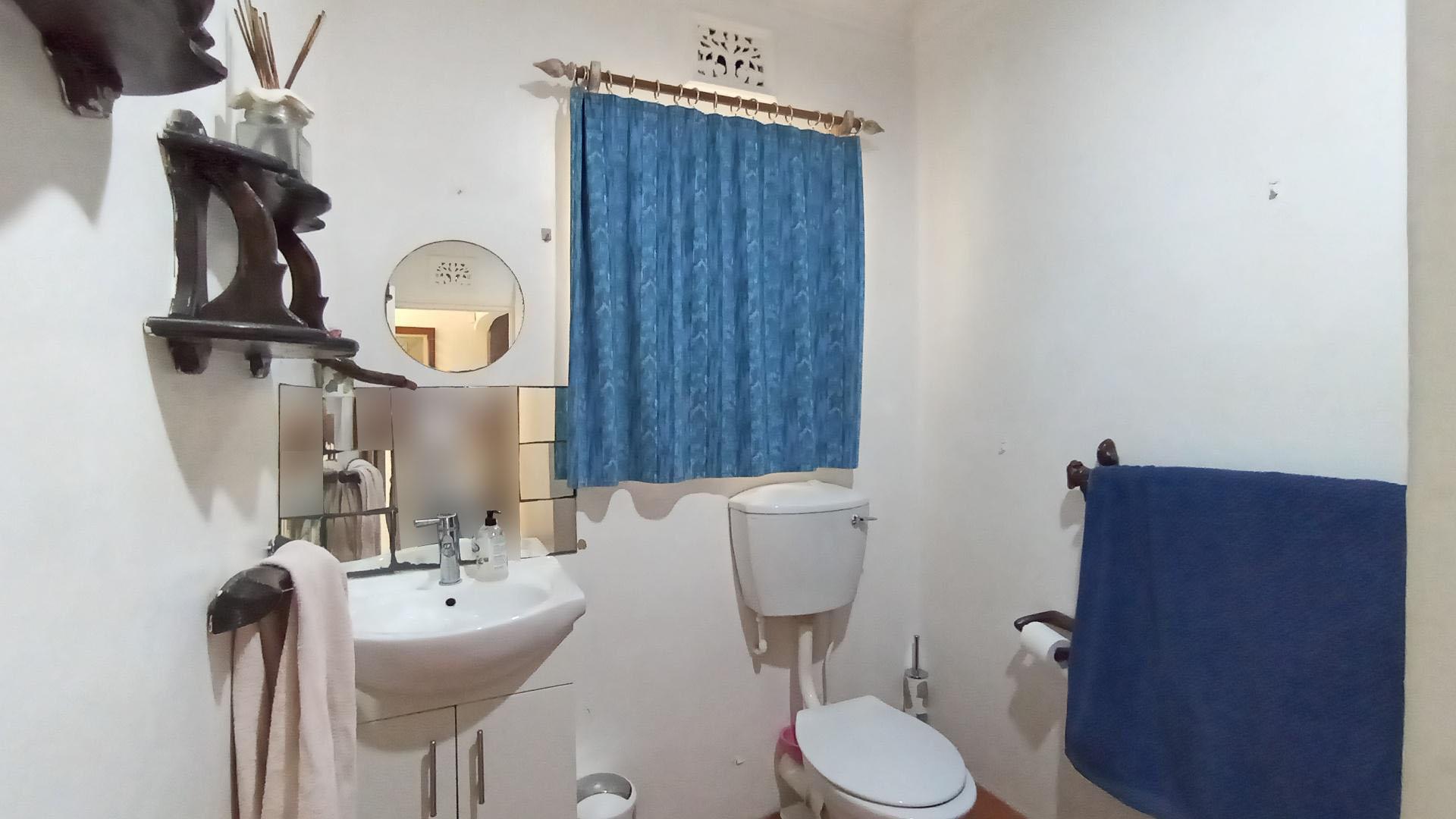 Bathroom 1 - 7 square meters of property in Amanzimtoti 