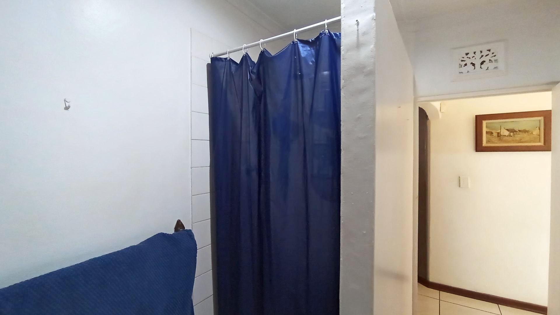 Bathroom 1 - 7 square meters of property in Amanzimtoti 