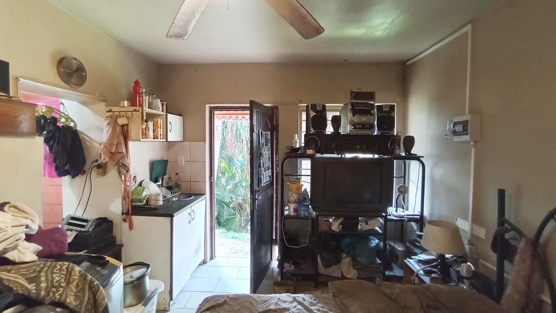 Flatlet - 64 square meters of property in Amanzimtoti 