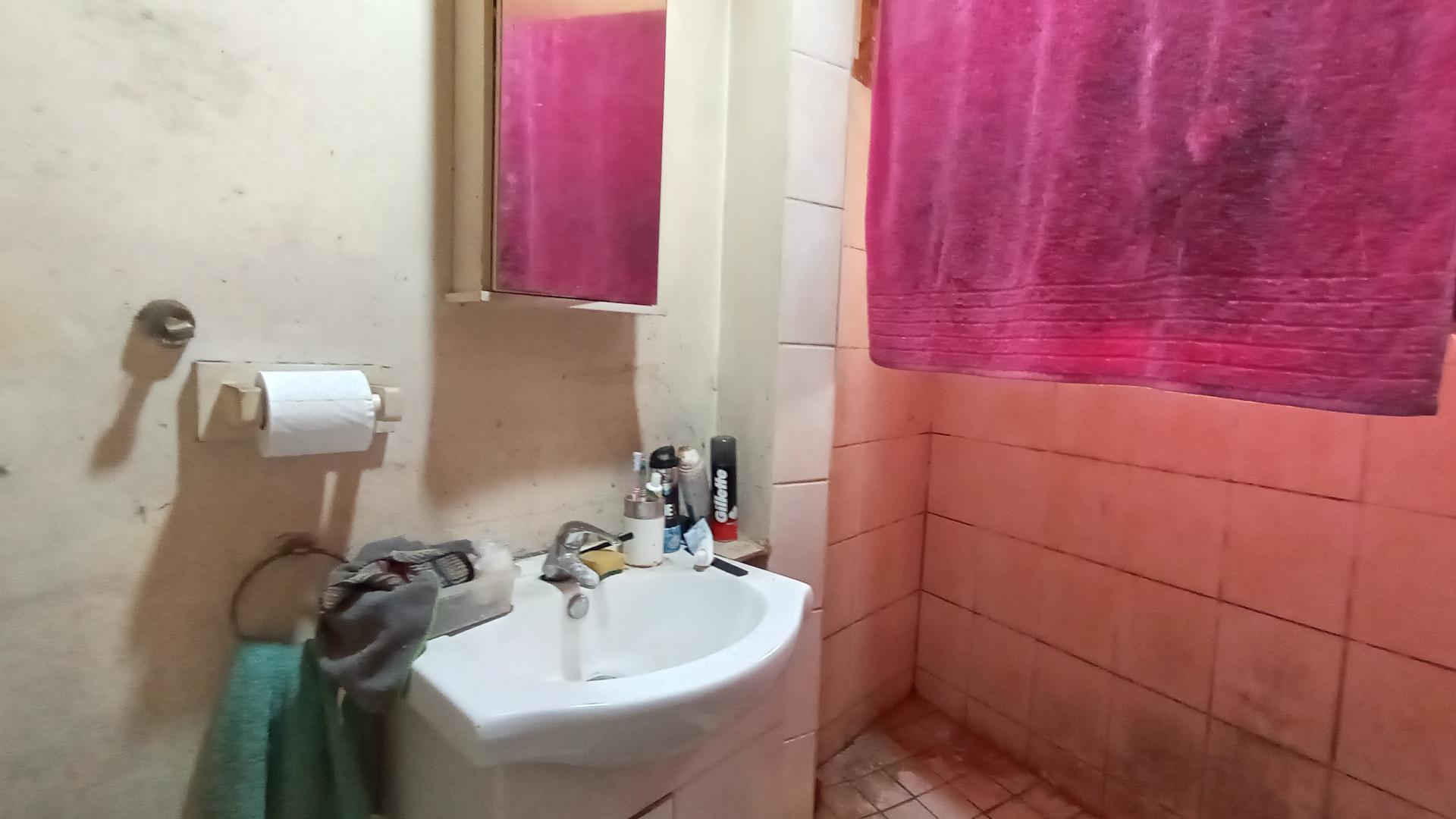 Bathroom 2 - 4 square meters of property in Amanzimtoti 