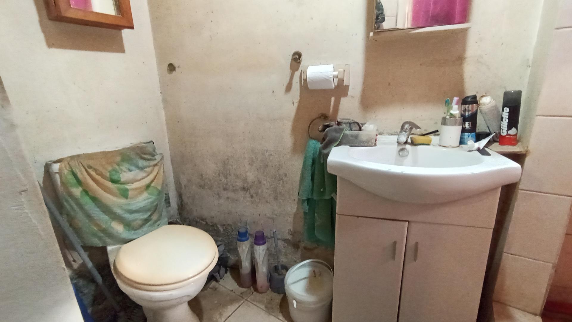 Bathroom 2 - 4 square meters of property in Amanzimtoti 