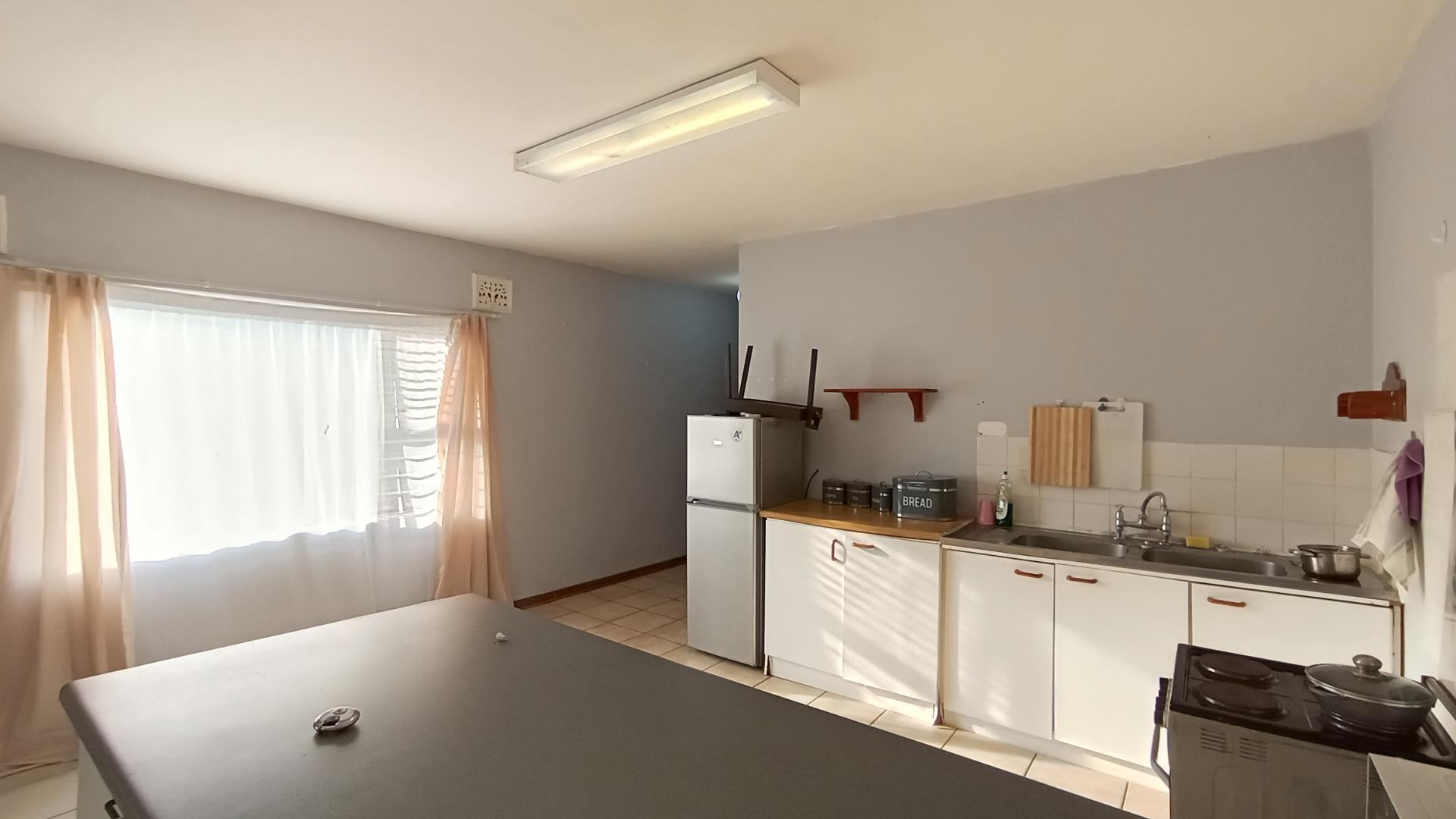 Kitchen - 29 square meters of property in Amanzimtoti 