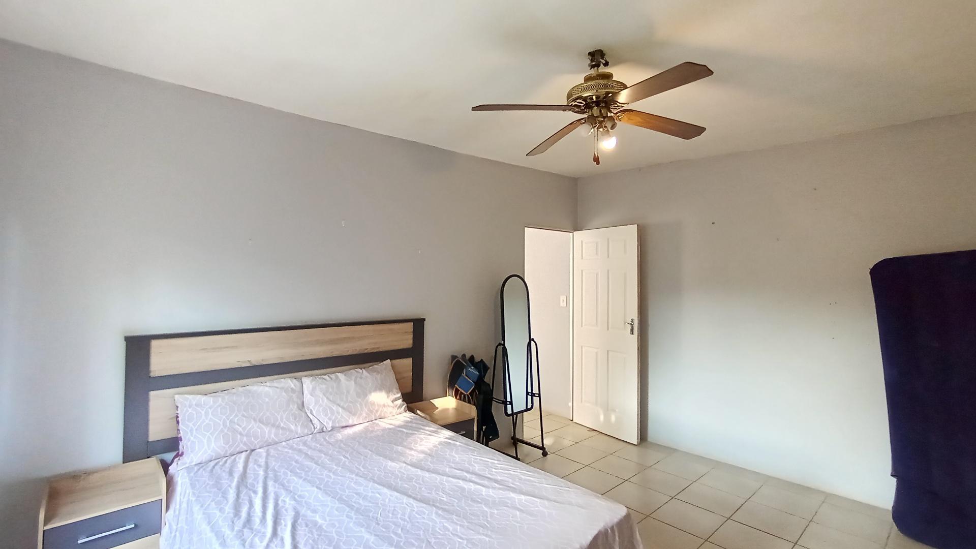 Flatlet - 64 square meters of property in Amanzimtoti 