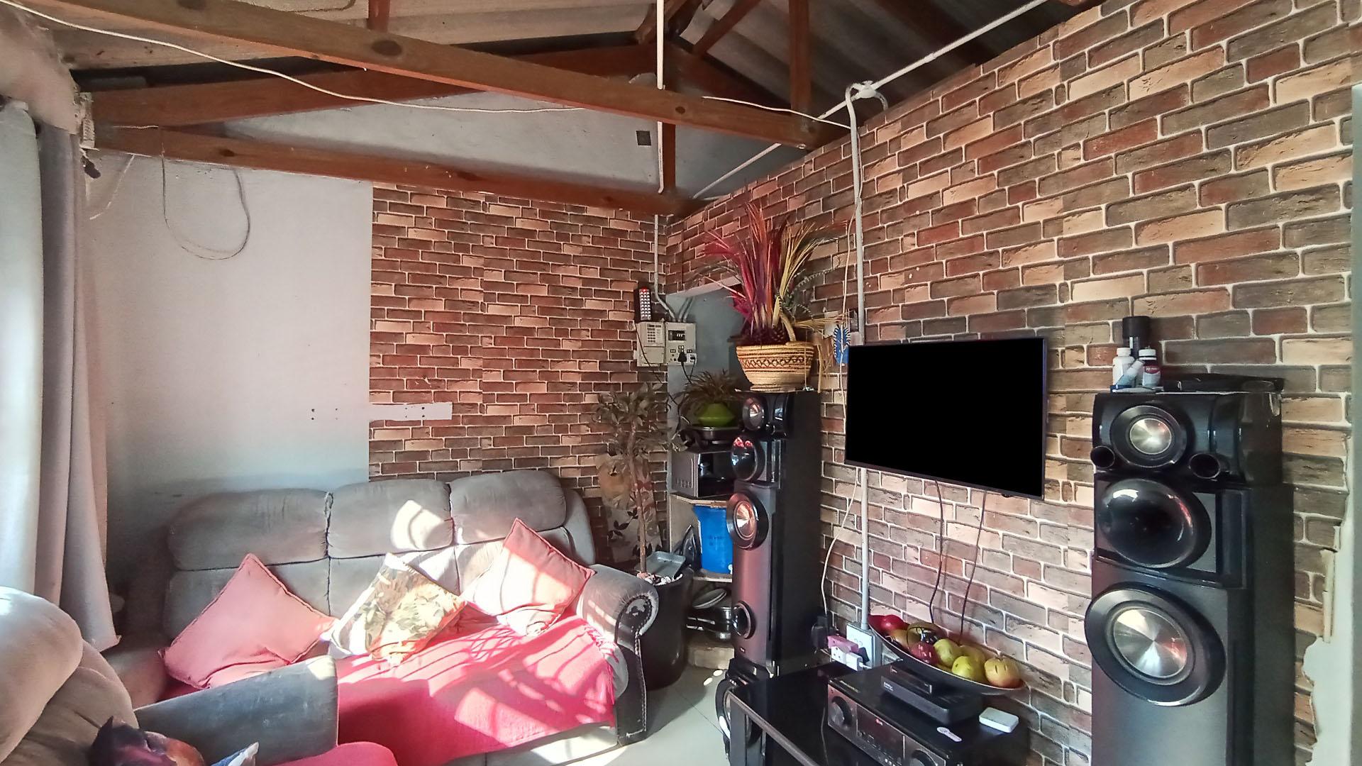 Lounges - 13 square meters of property in Folweni C