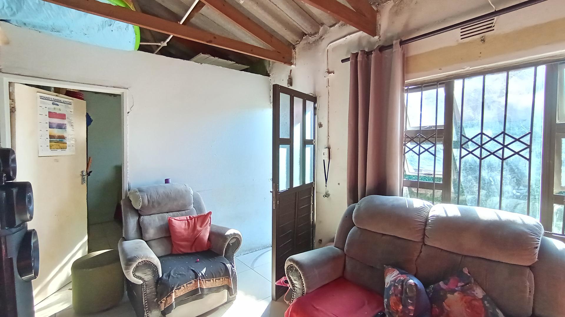 Lounges - 13 square meters of property in Folweni C