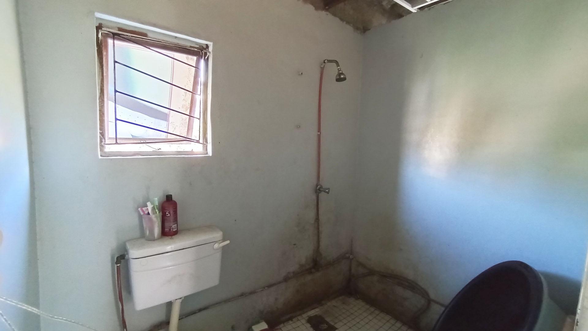 Bathroom 1 - 4 square meters of property in Folweni C