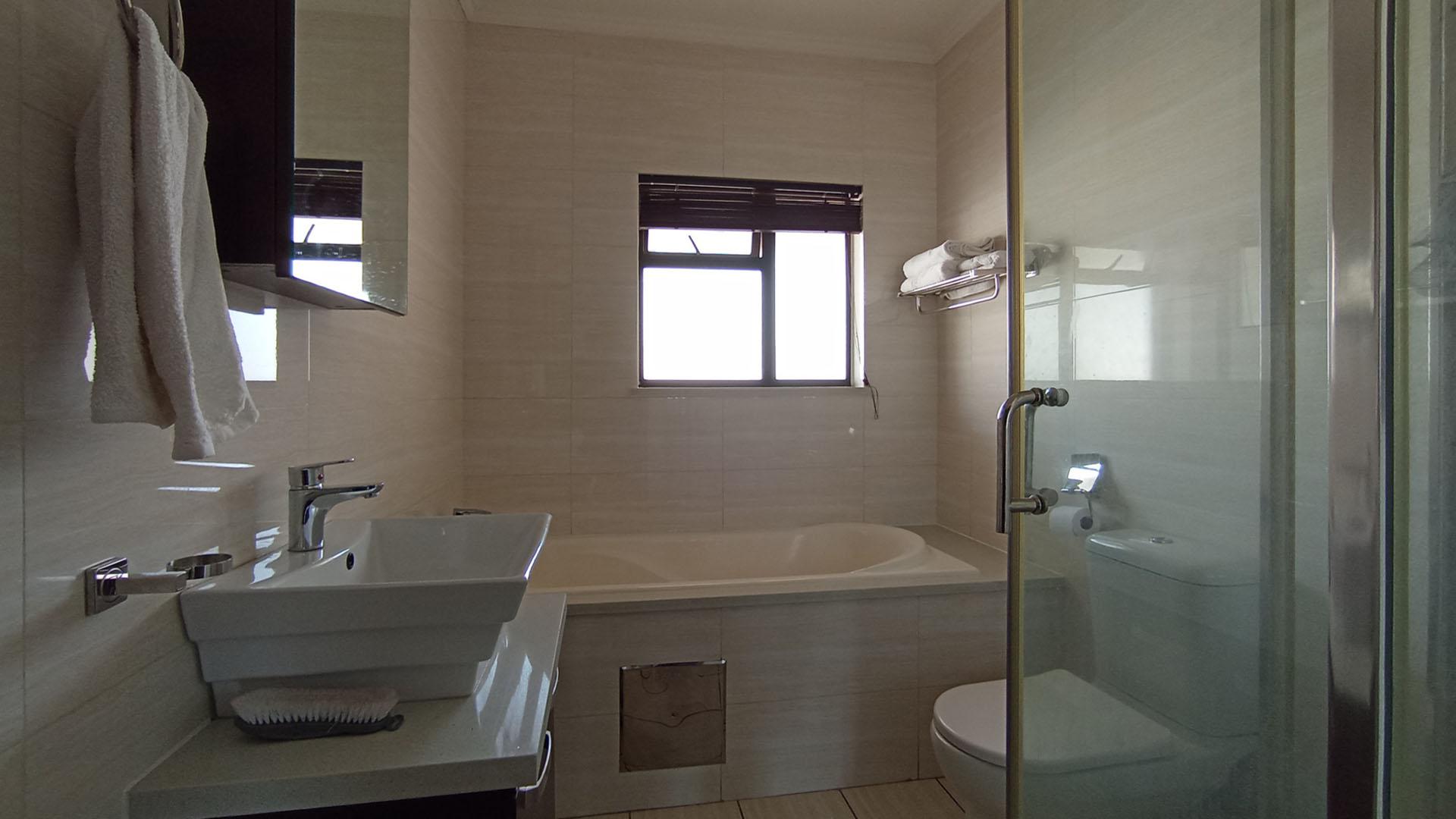 Bathroom 1 - 7 square meters of property in Summerset