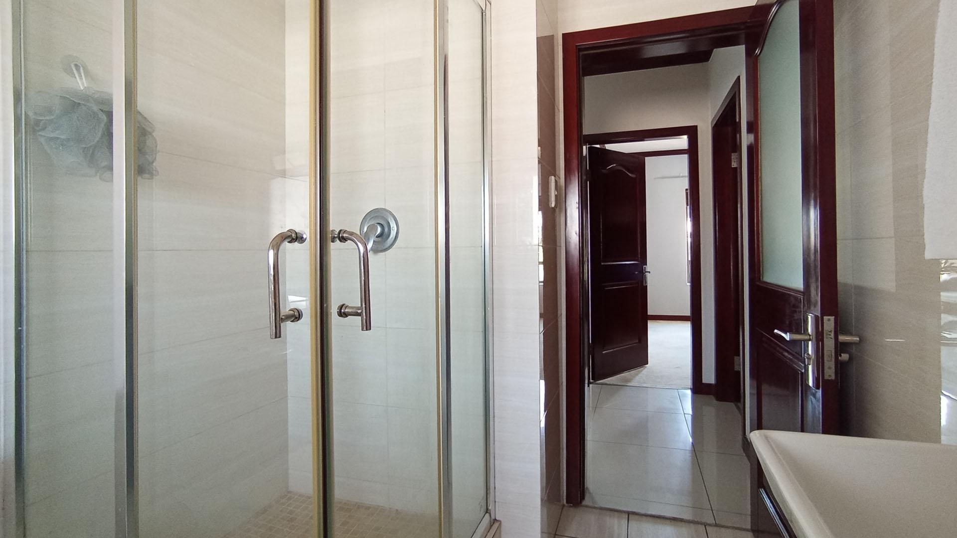 Bathroom 1 - 7 square meters of property in Summerset