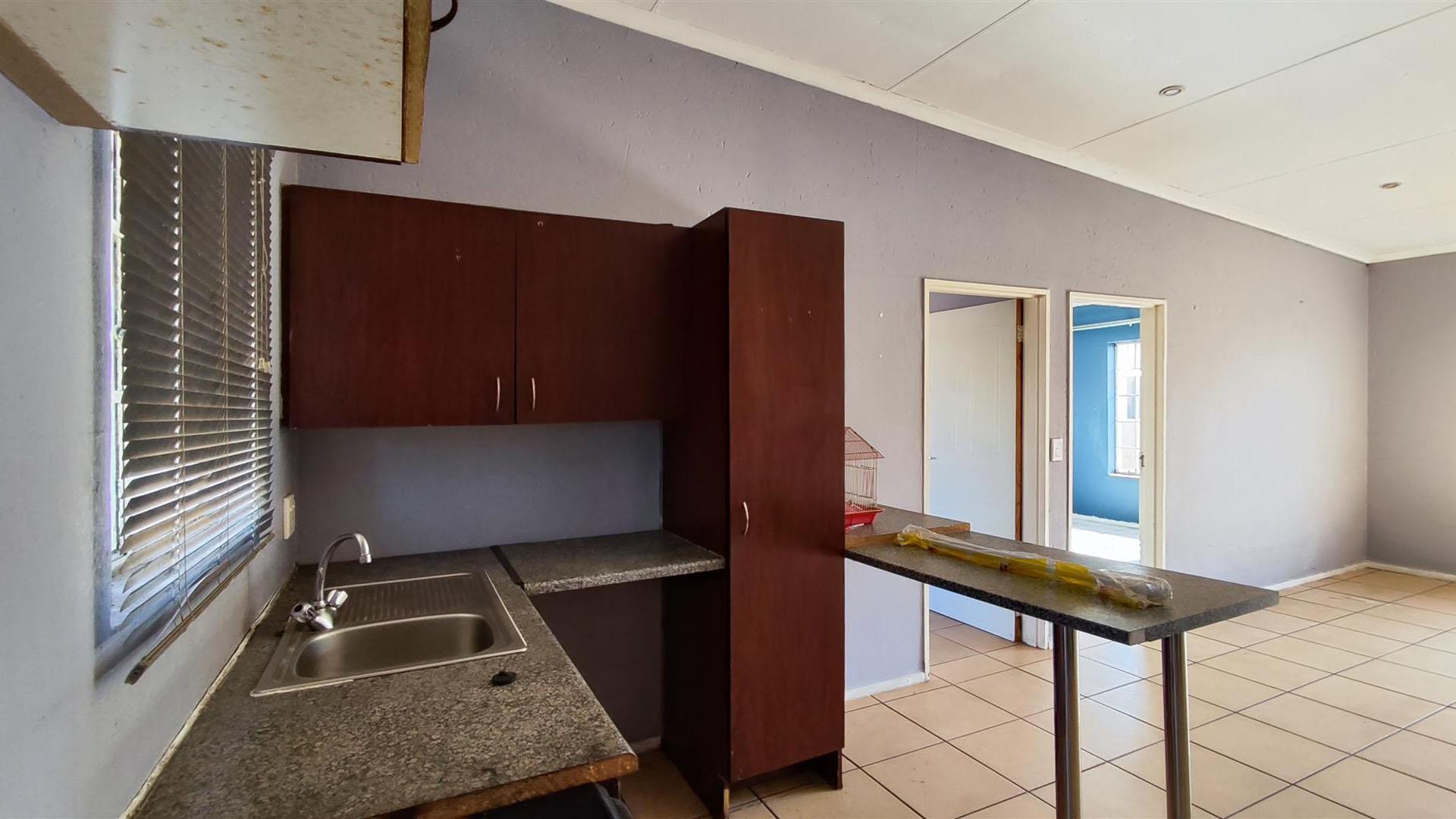 Kitchen - 9 square meters of property in Norton's Home Estates