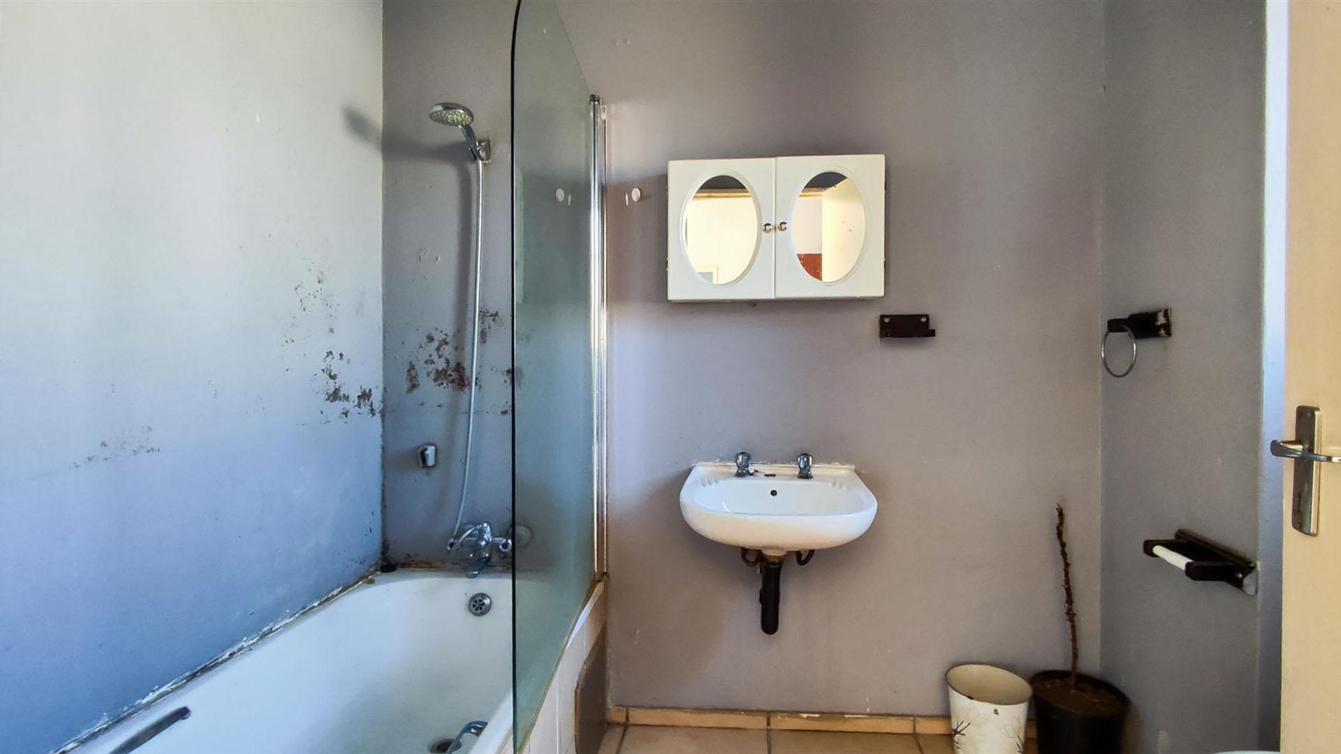 Bathroom 1 - 5 square meters of property in Norton's Home Estates