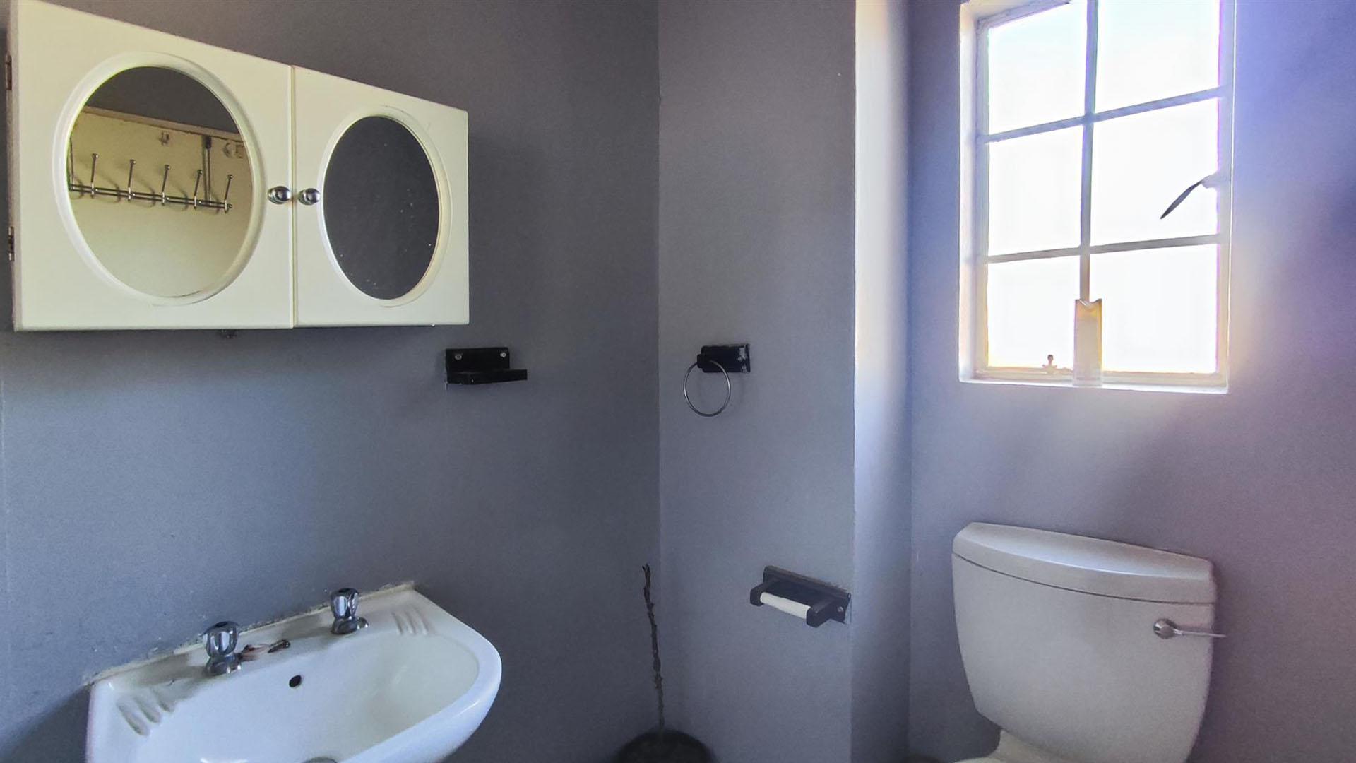 Bathroom 1 - 5 square meters of property in Norton's Home Estates