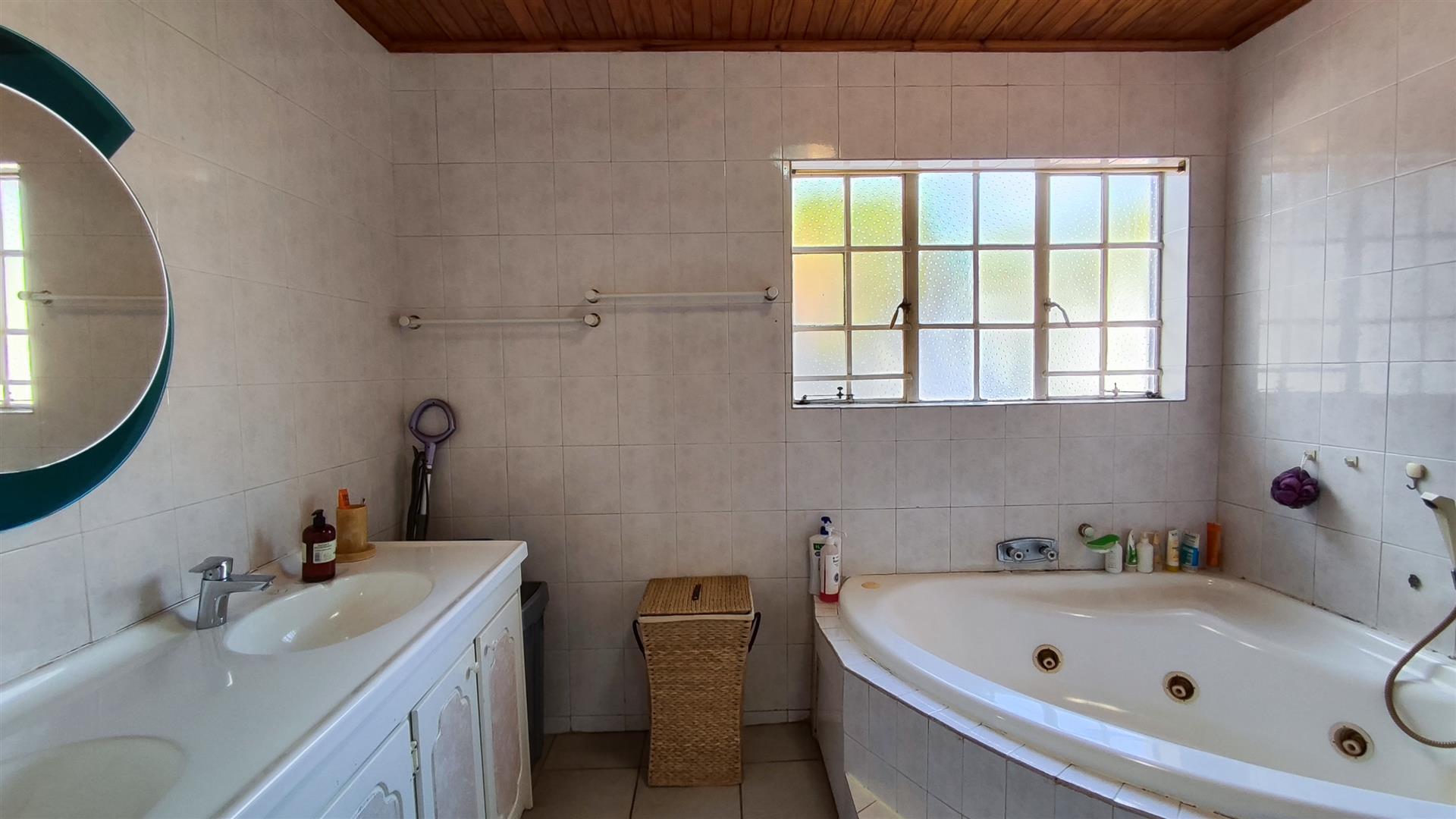 Main Bathroom - 8 square meters of property in Randhart