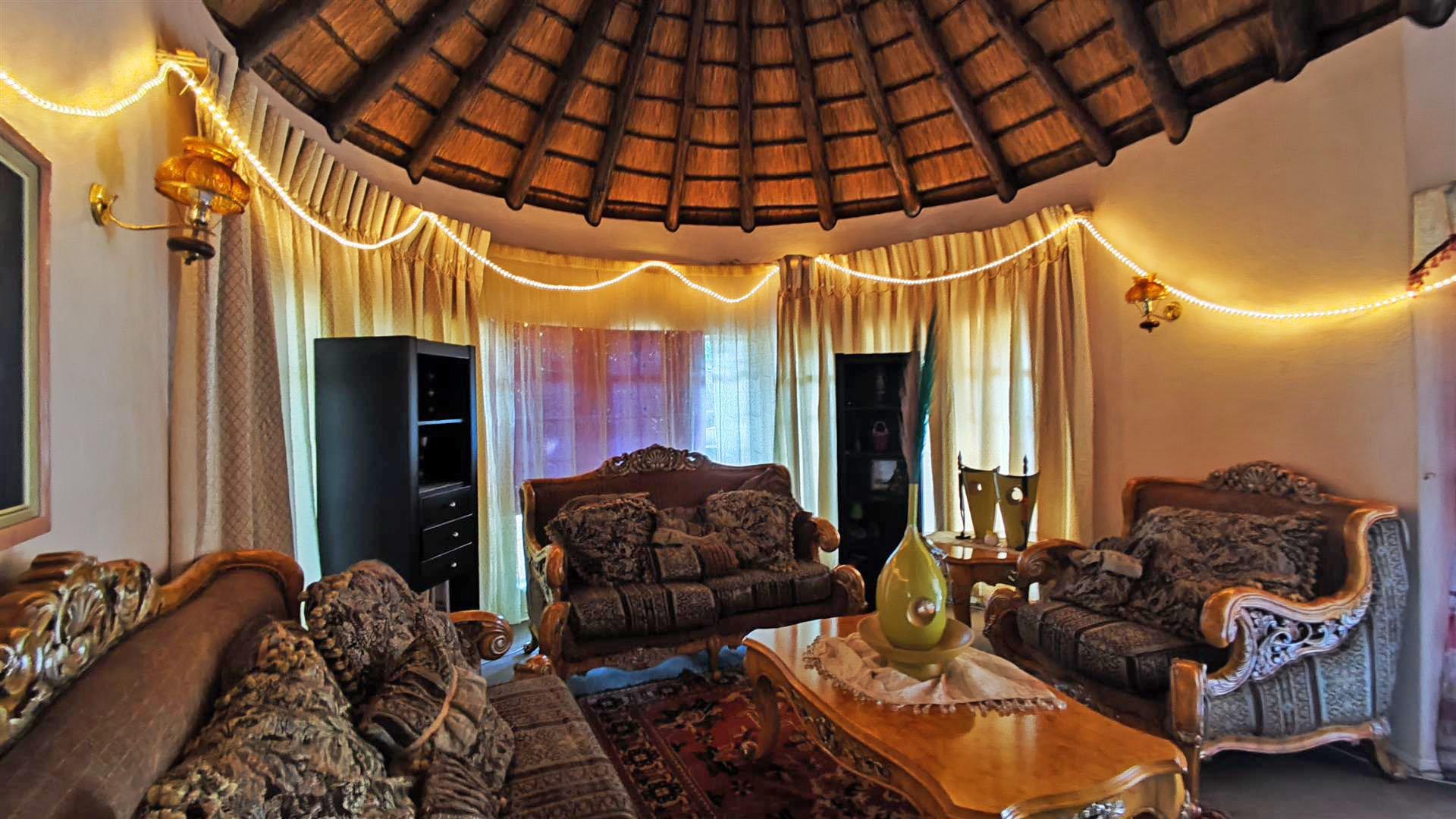 Lounges - 29 square meters of property in Randhart