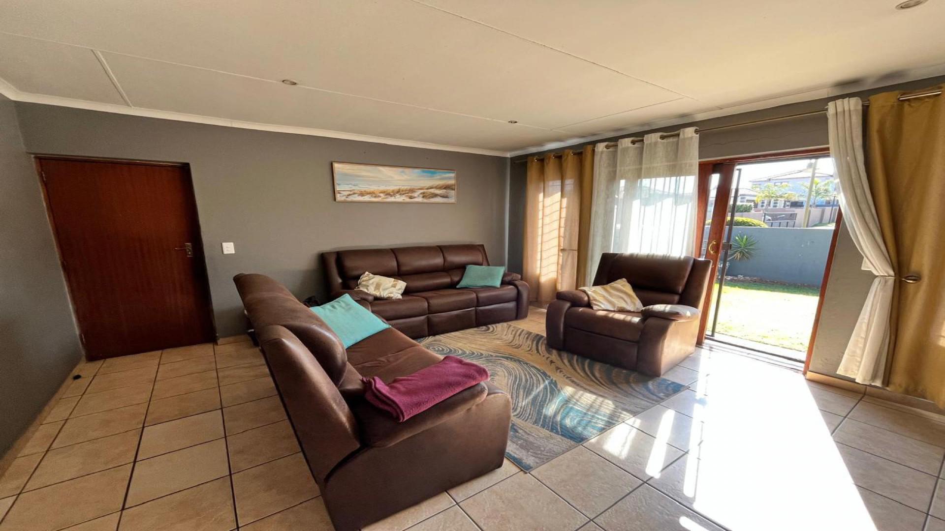 Lounges of property in The Reeds
