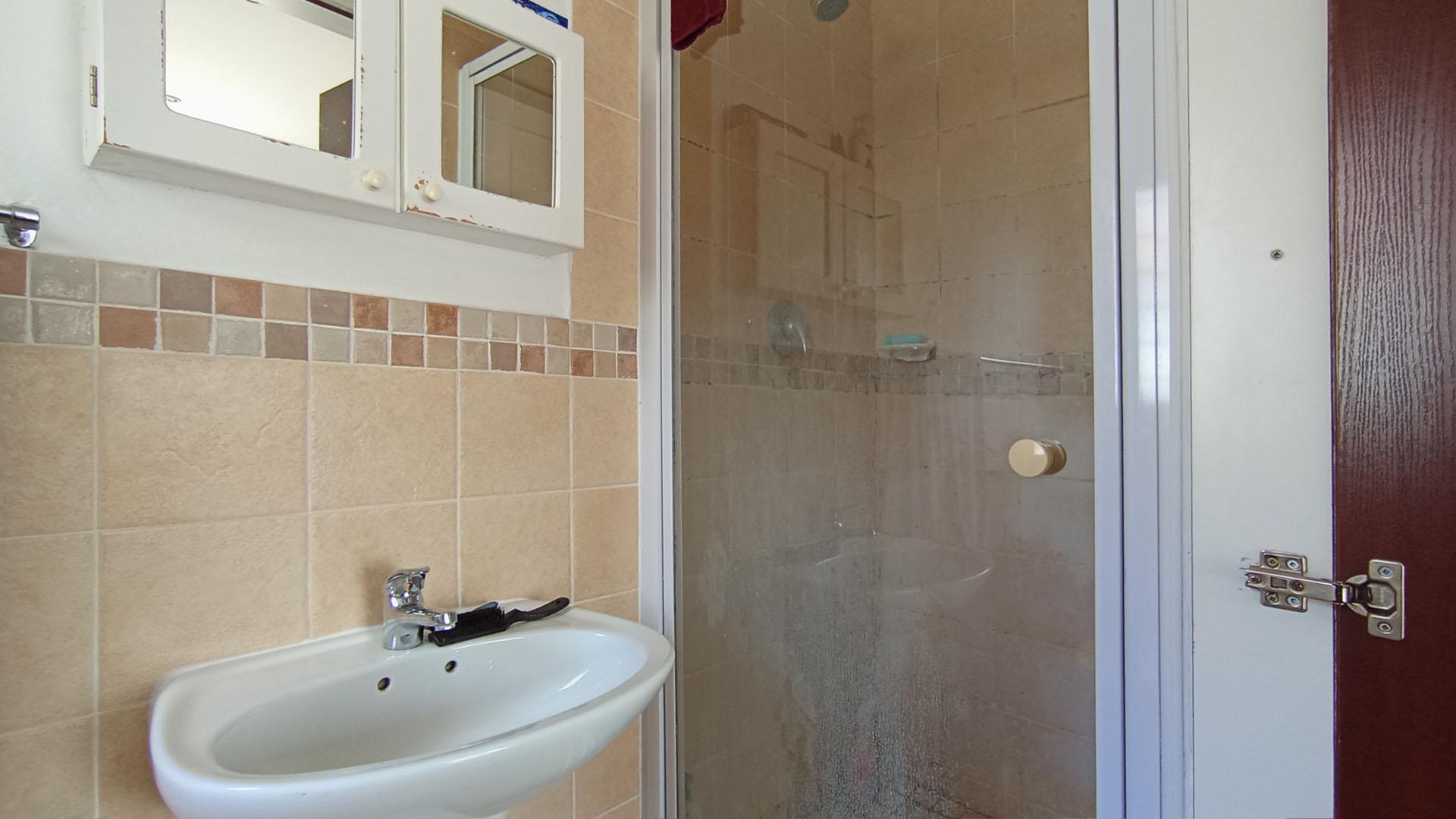 Main Bathroom - 3 square meters of property in The Reeds