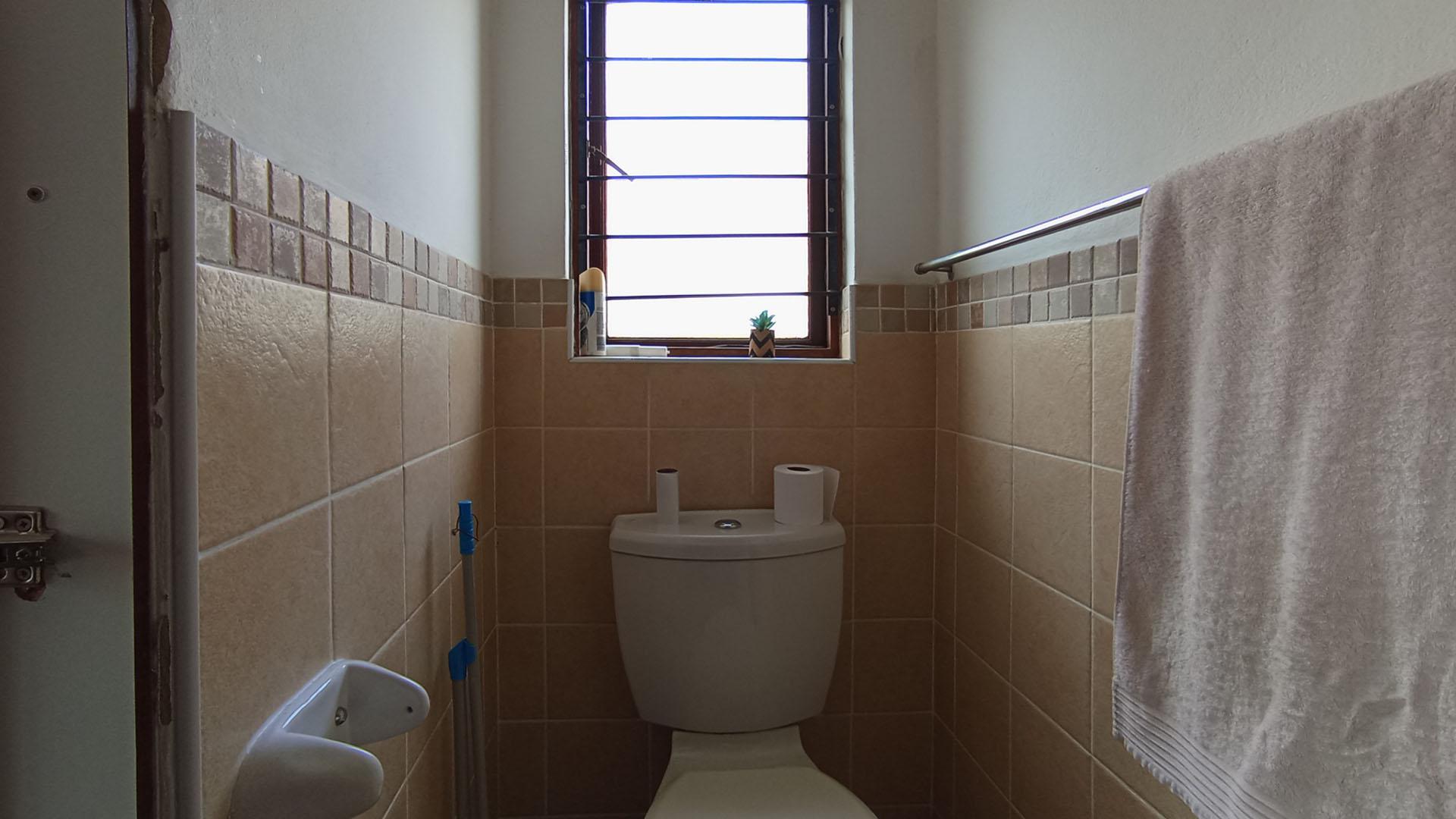 Main Bathroom - 3 square meters of property in The Reeds