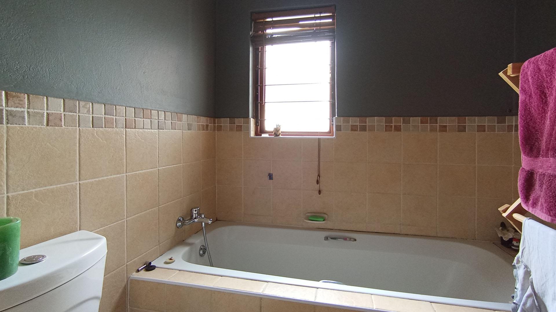 Bathroom 1 - 5 square meters of property in The Reeds