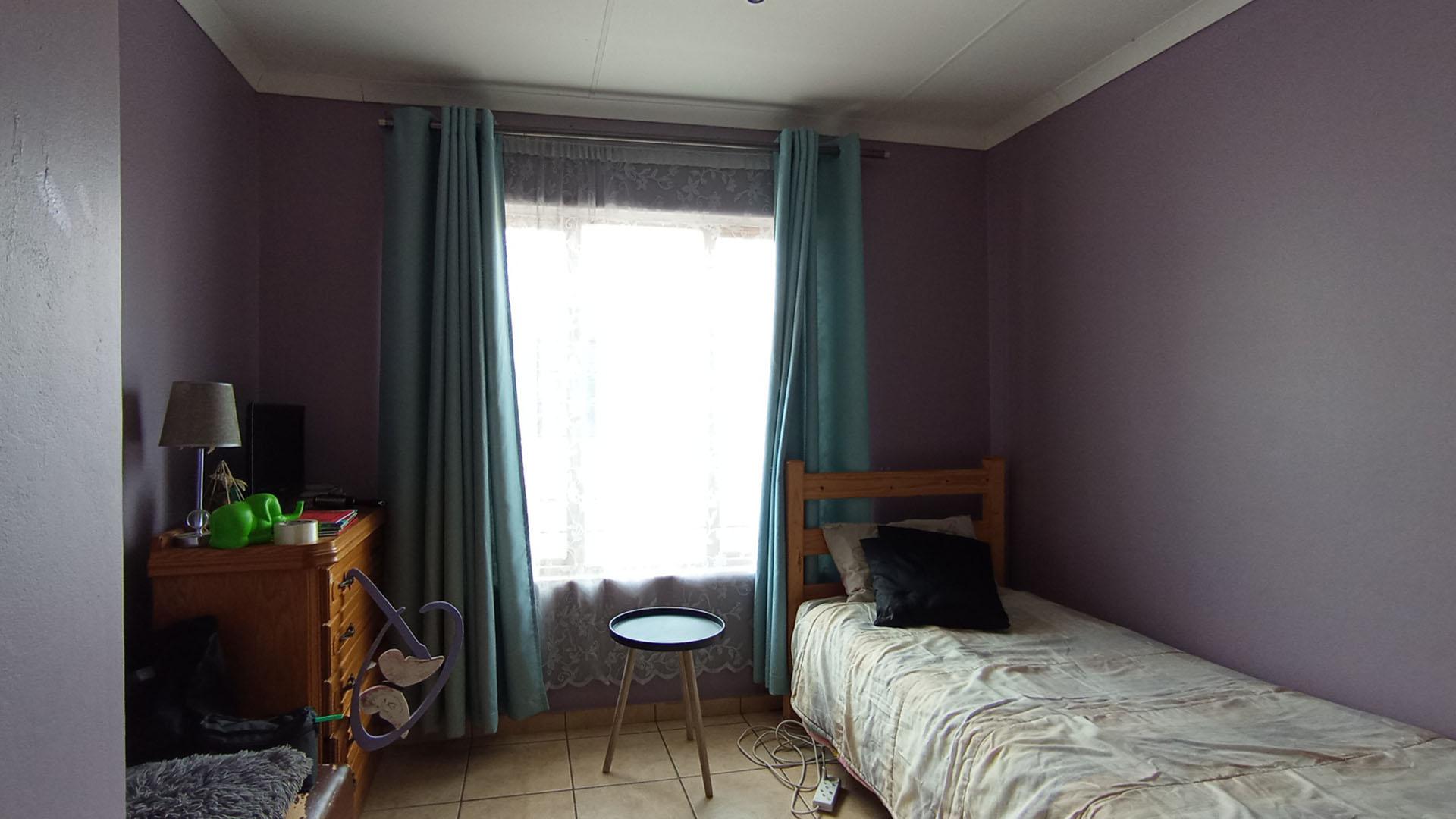 Bed Room 1 - 11 square meters of property in The Reeds