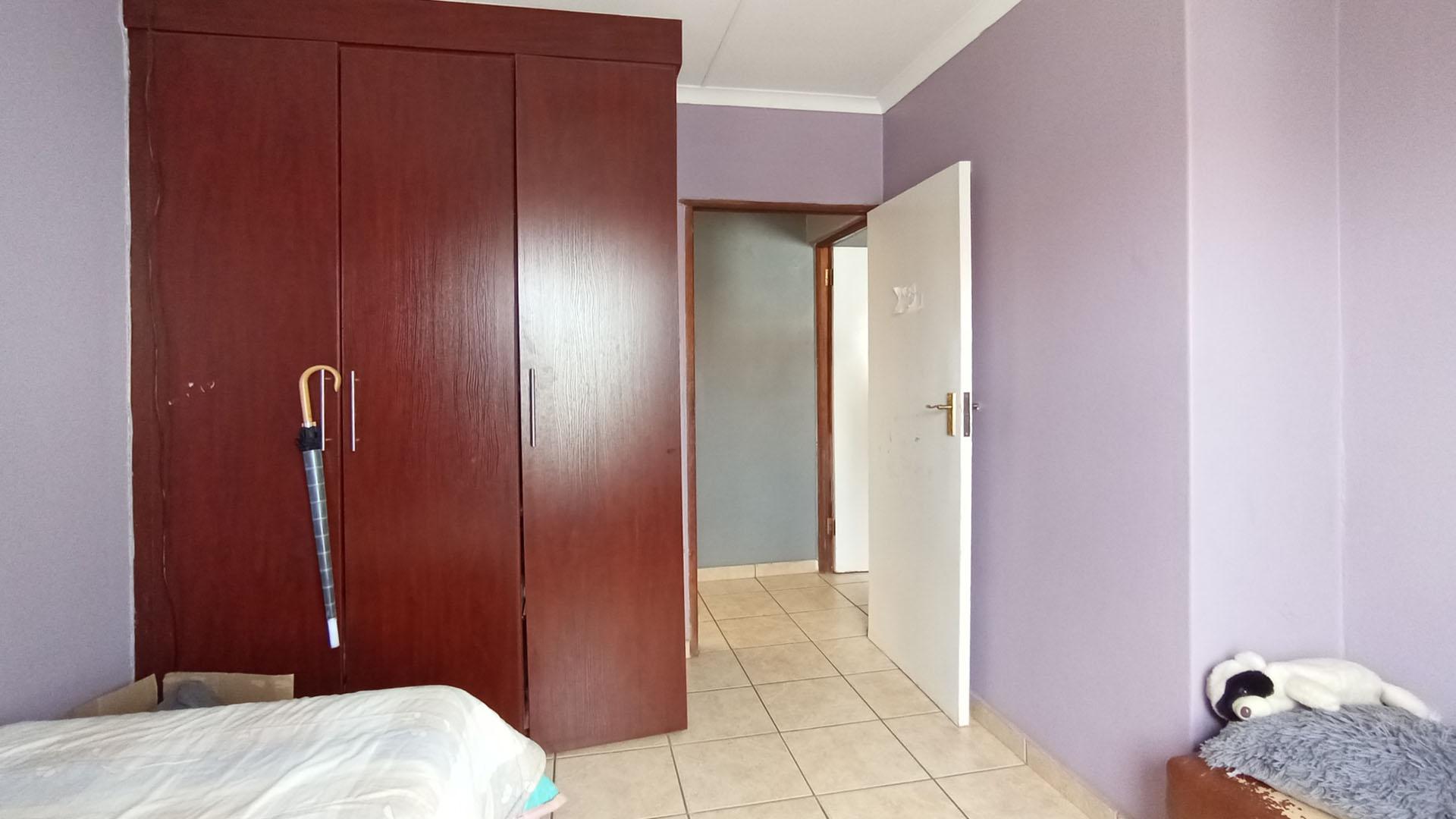 Bed Room 1 - 11 square meters of property in The Reeds