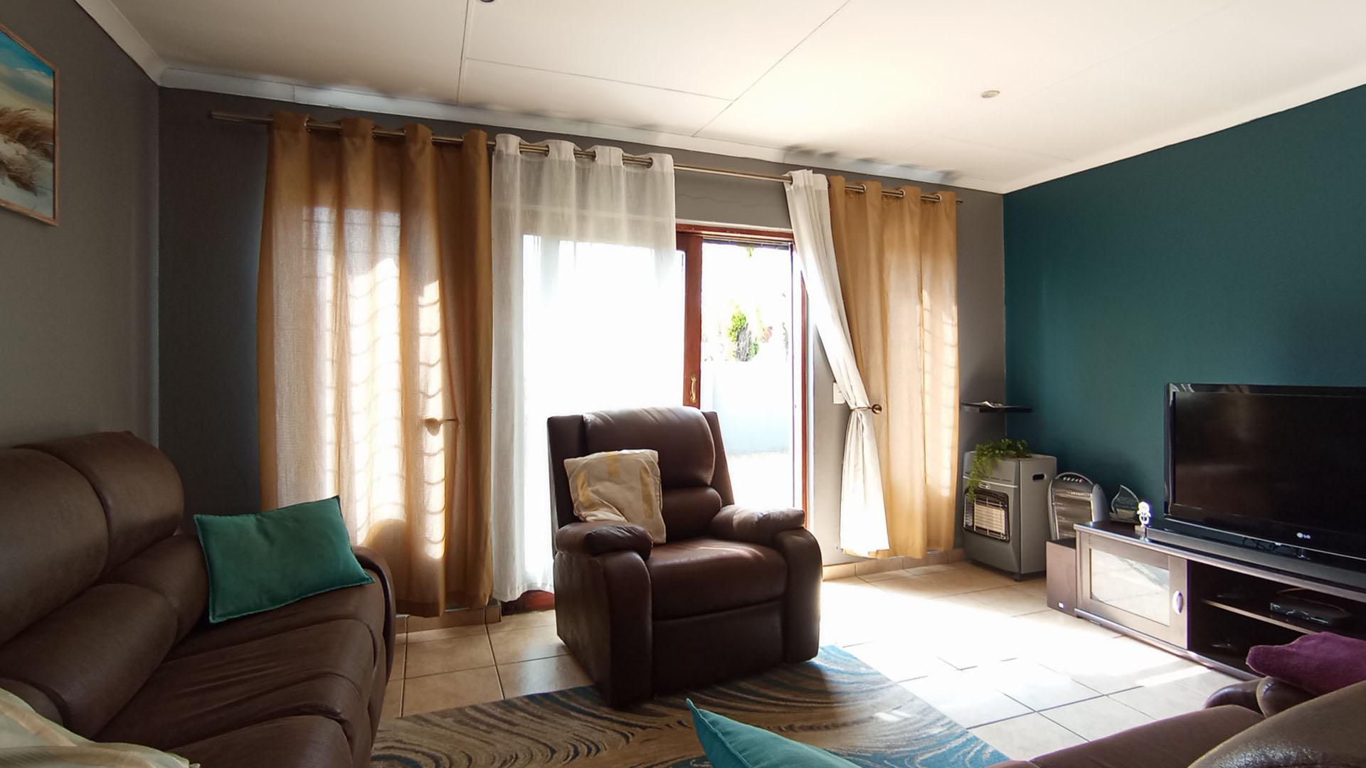 Lounges - 23 square meters of property in The Reeds