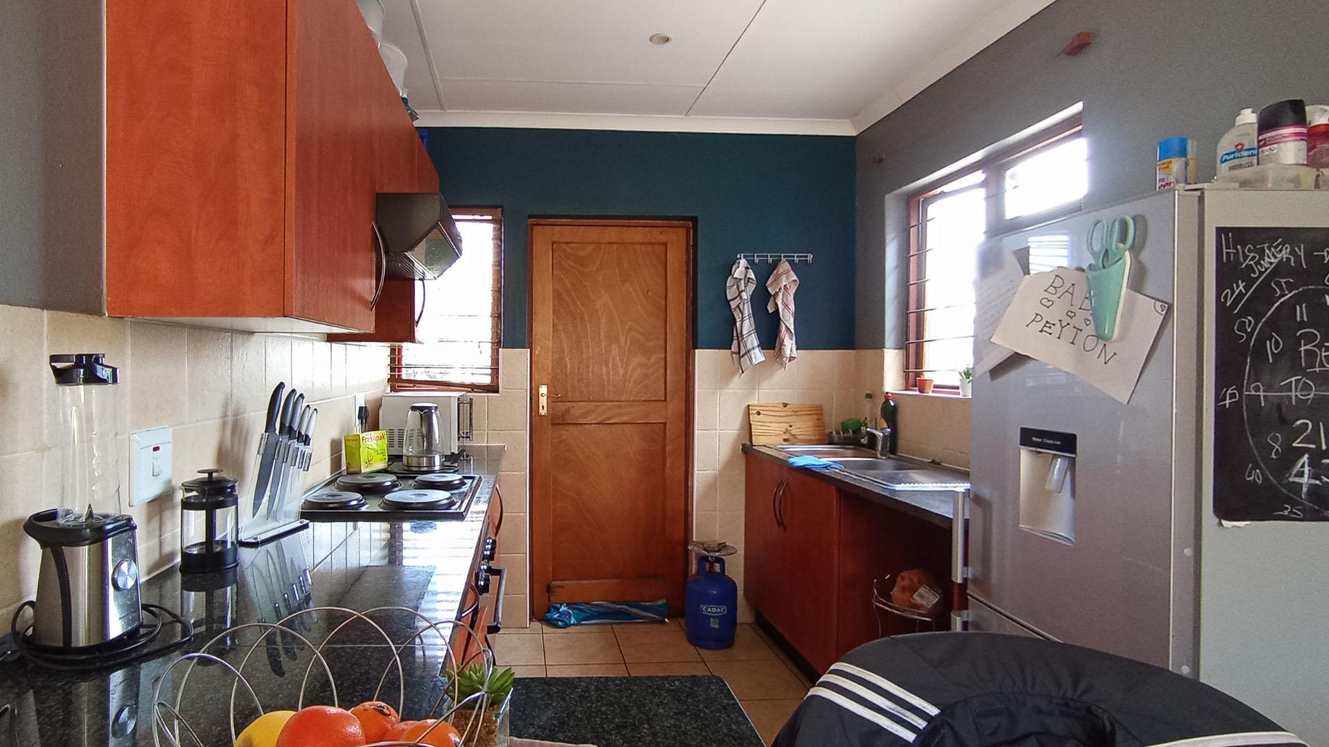 Kitchen - 10 square meters of property in The Reeds