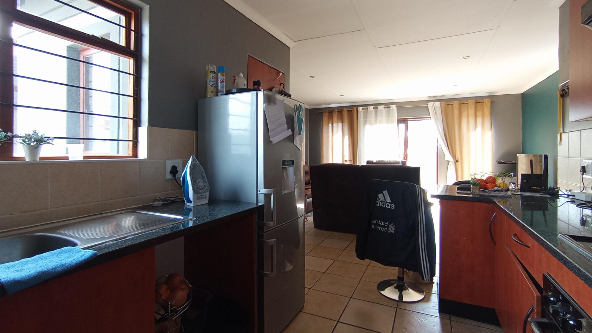 Kitchen - 10 square meters of property in The Reeds