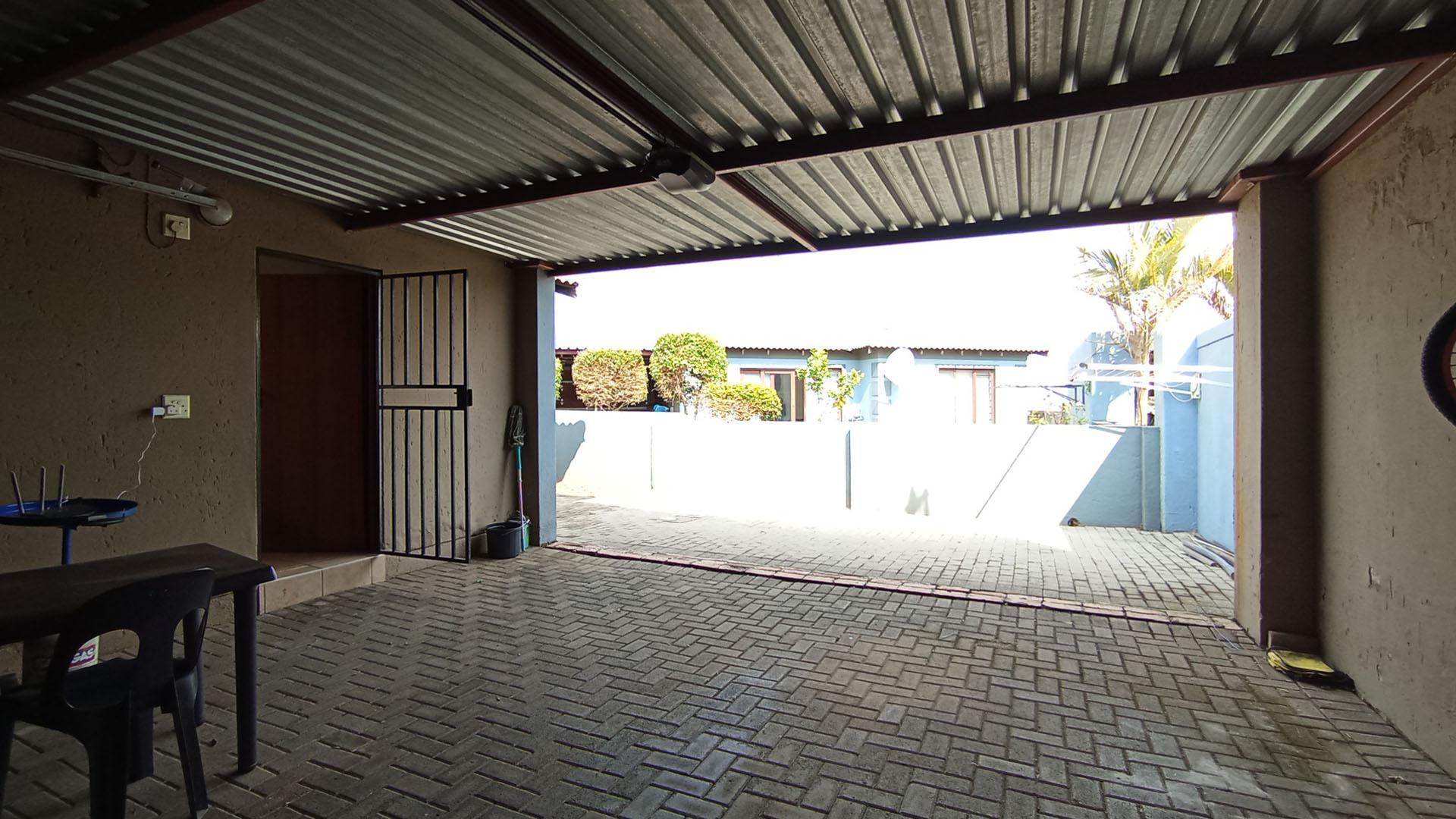 Garage - 34 square meters of property in The Reeds