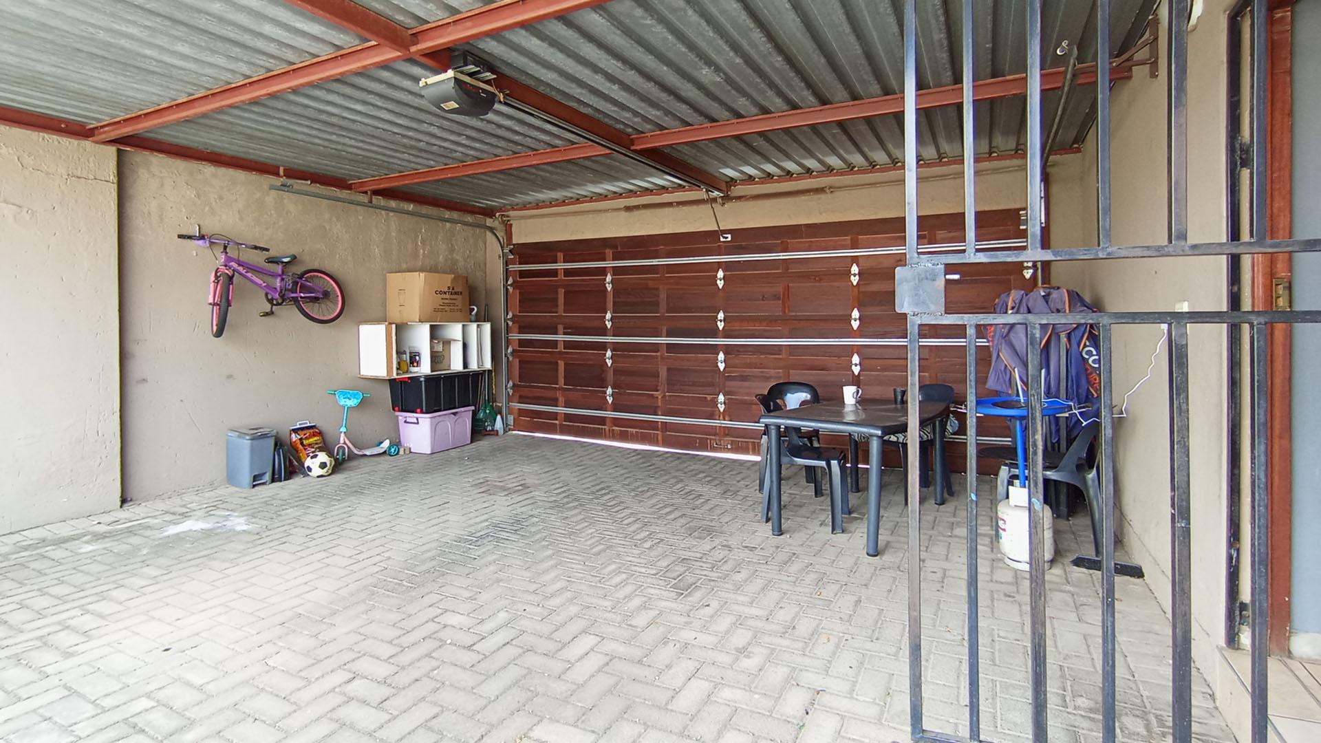 Garage - 34 square meters of property in The Reeds