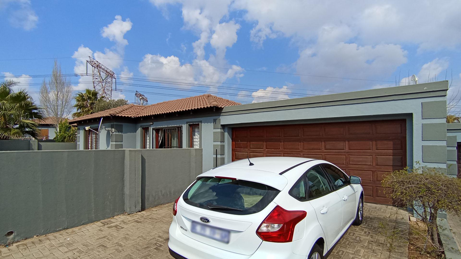 Front View of property in The Reeds