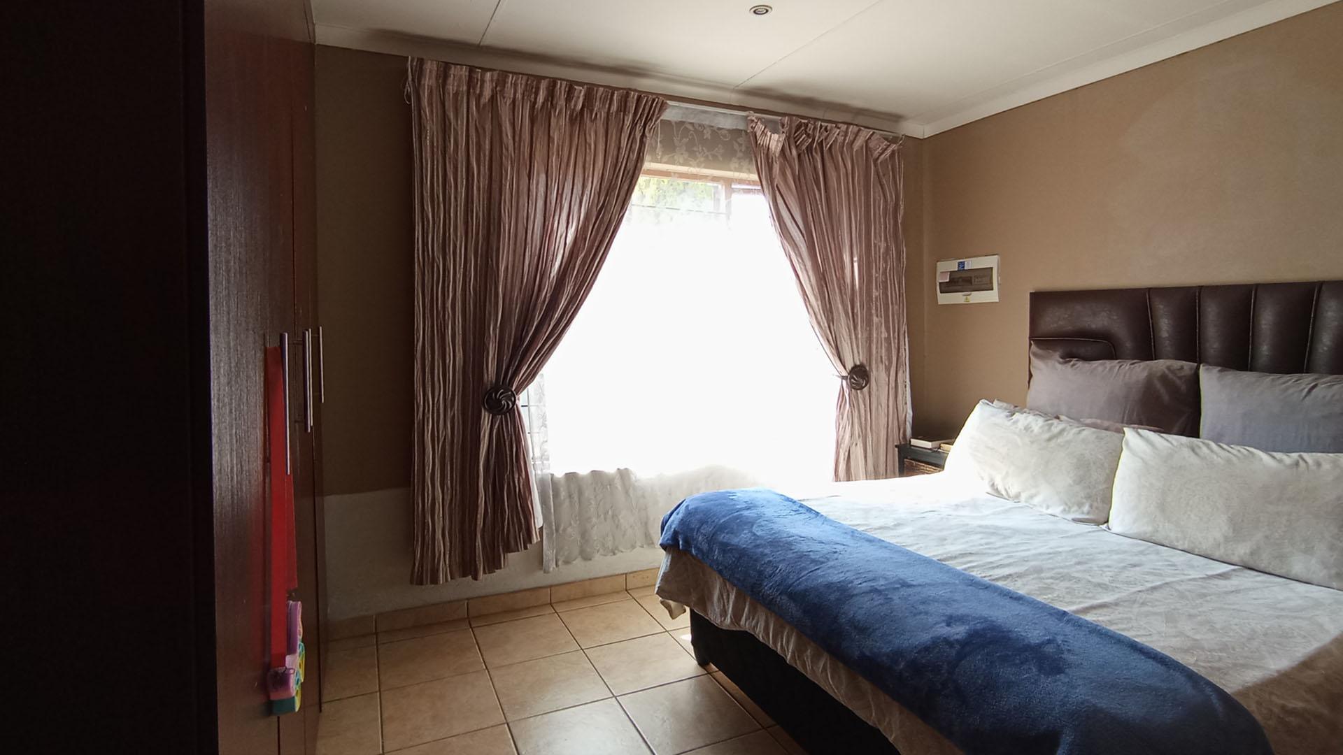 Main Bedroom - 13 square meters of property in The Reeds