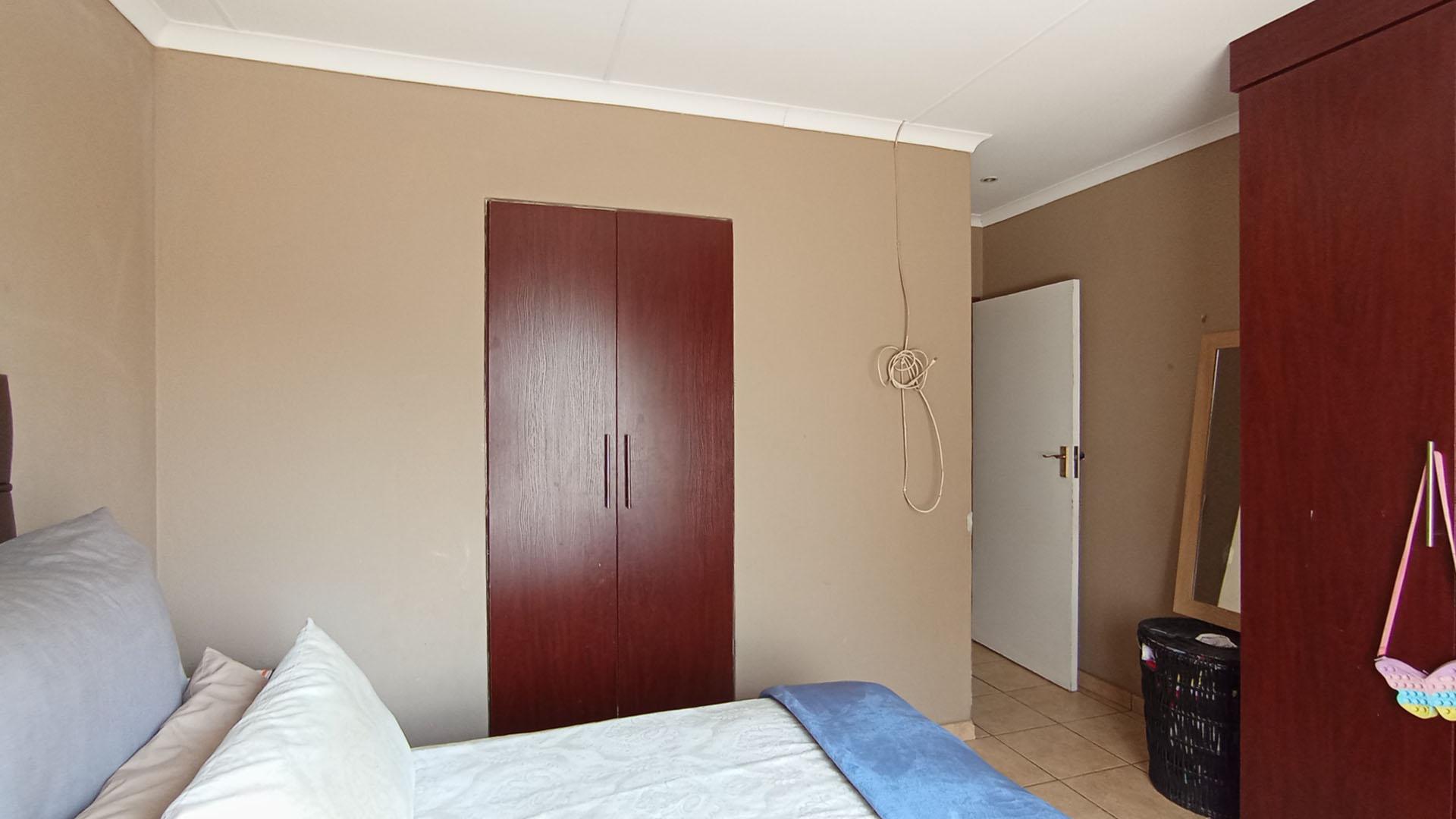 Main Bedroom - 13 square meters of property in The Reeds