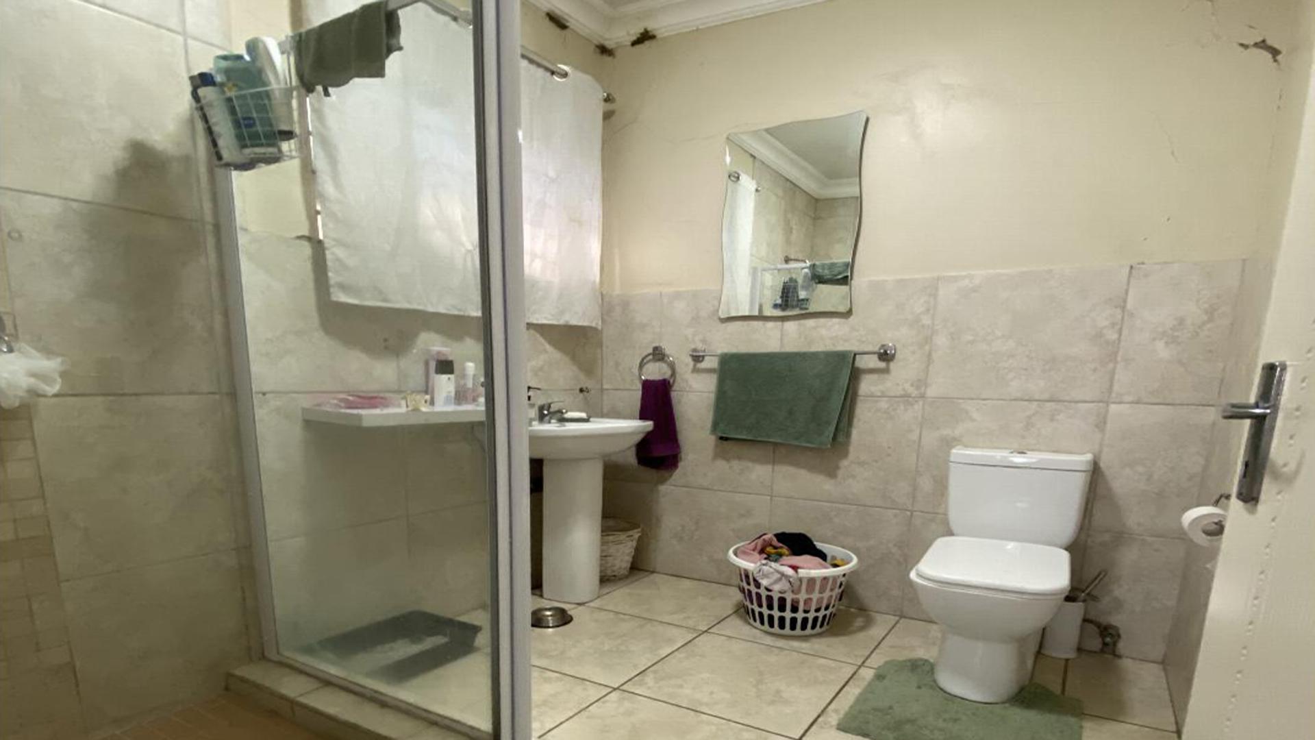 Bathroom 1 of property in Selection park