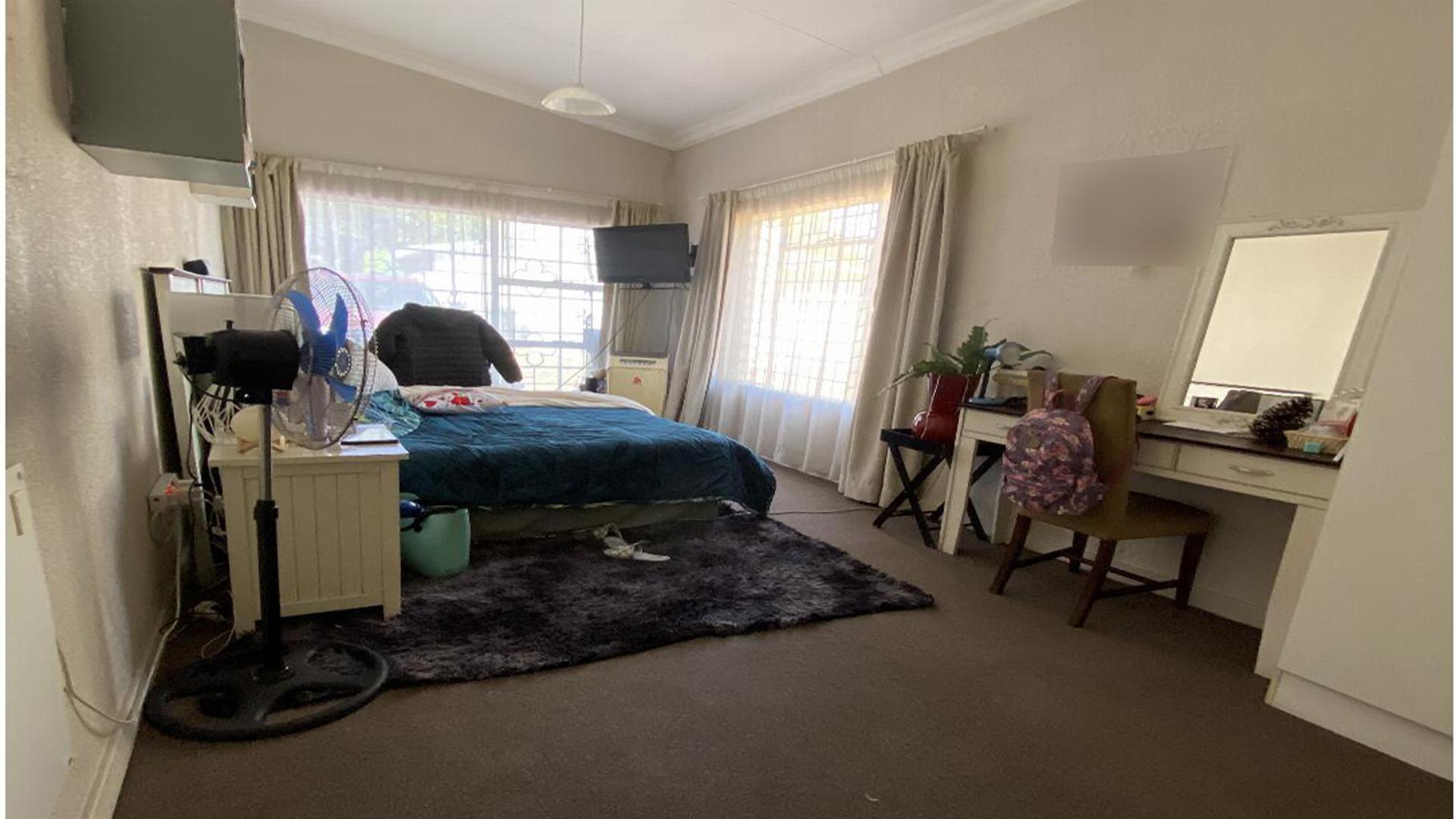 Bed Room 1 of property in Selection park