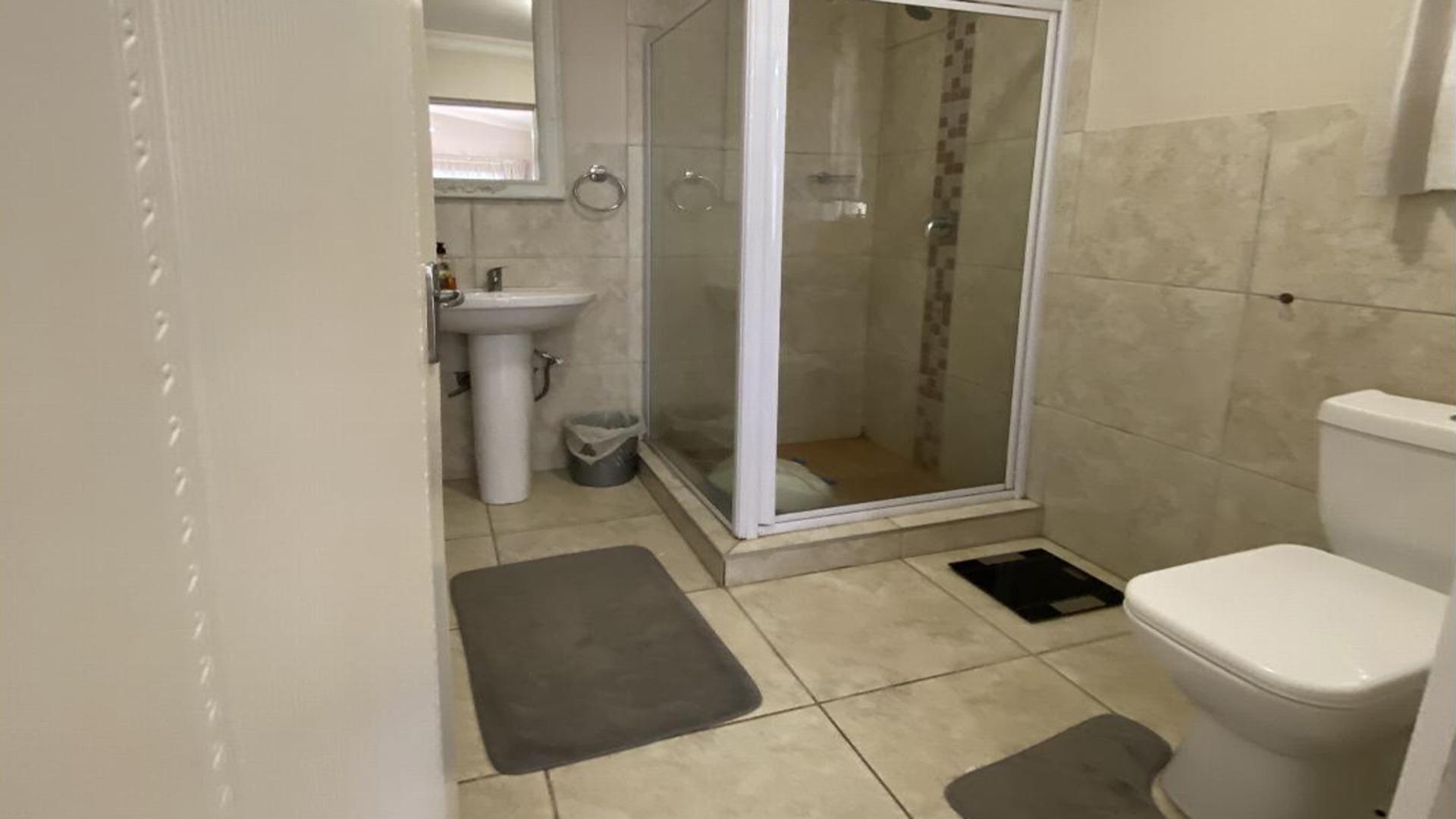 Bathroom 2 of property in Selection park