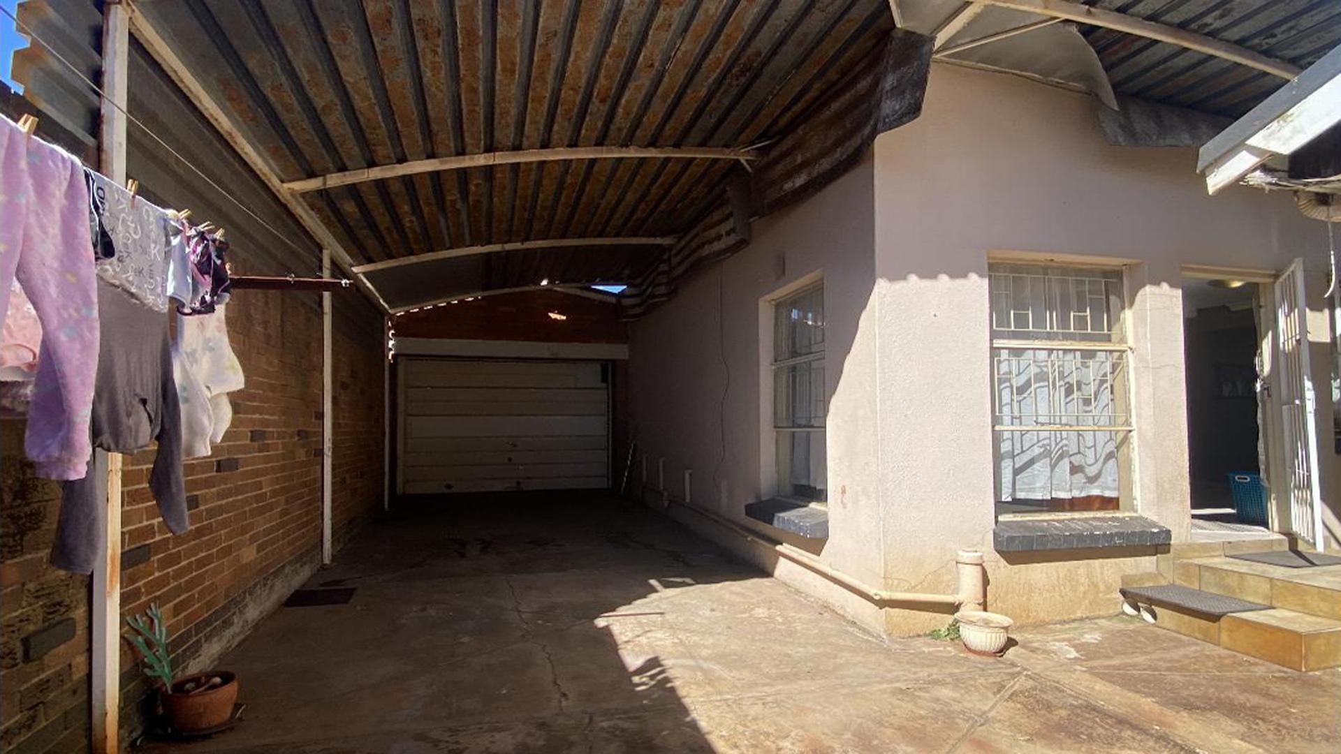 Carport  of property in Selection park