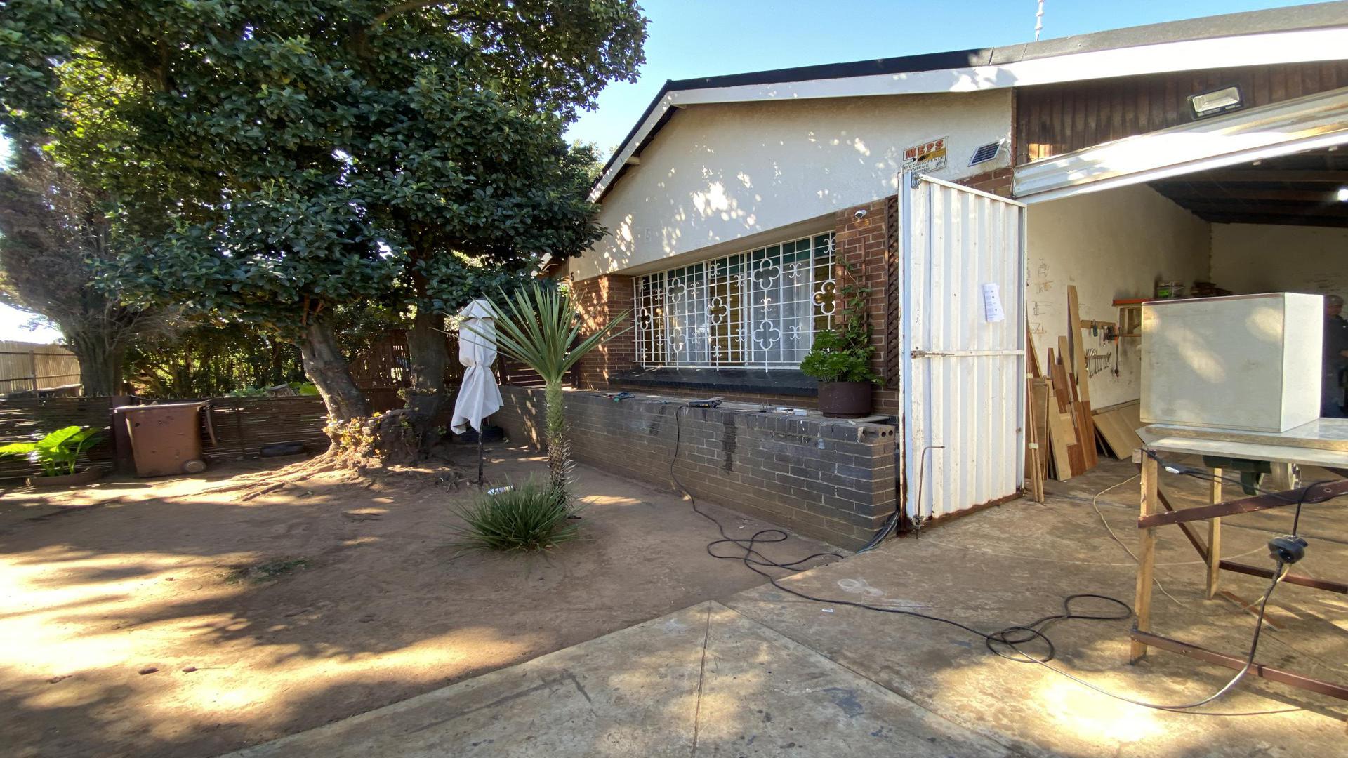 Front View of property in Selection park