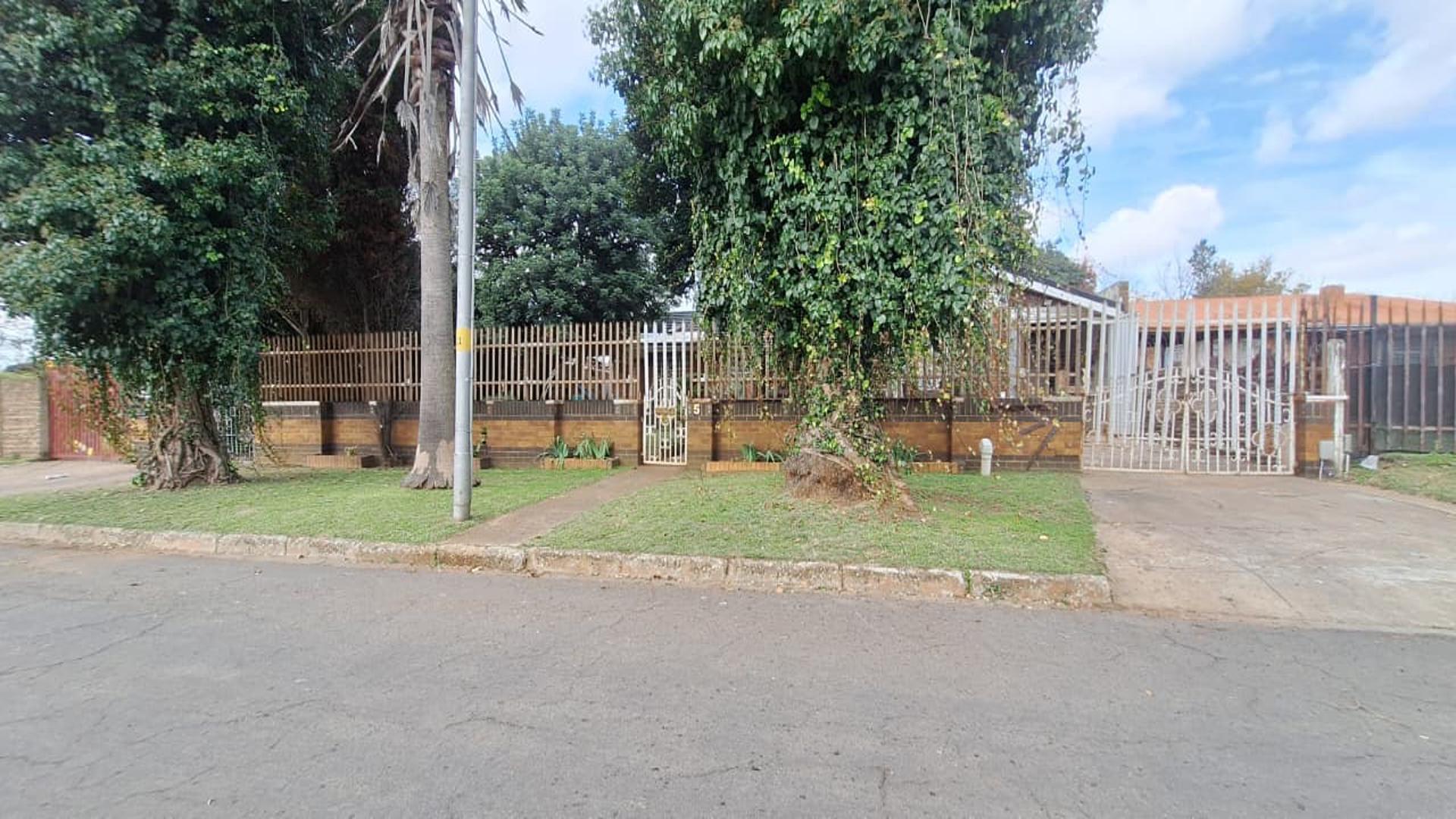 Front View of property in Selection park