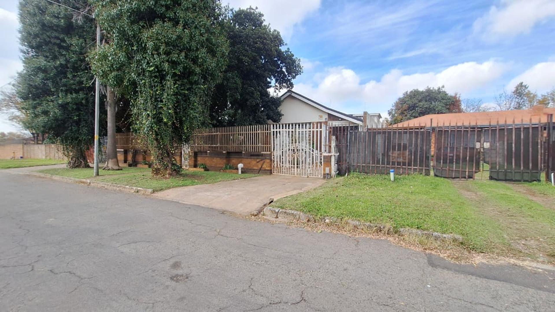Front View of property in Selection park