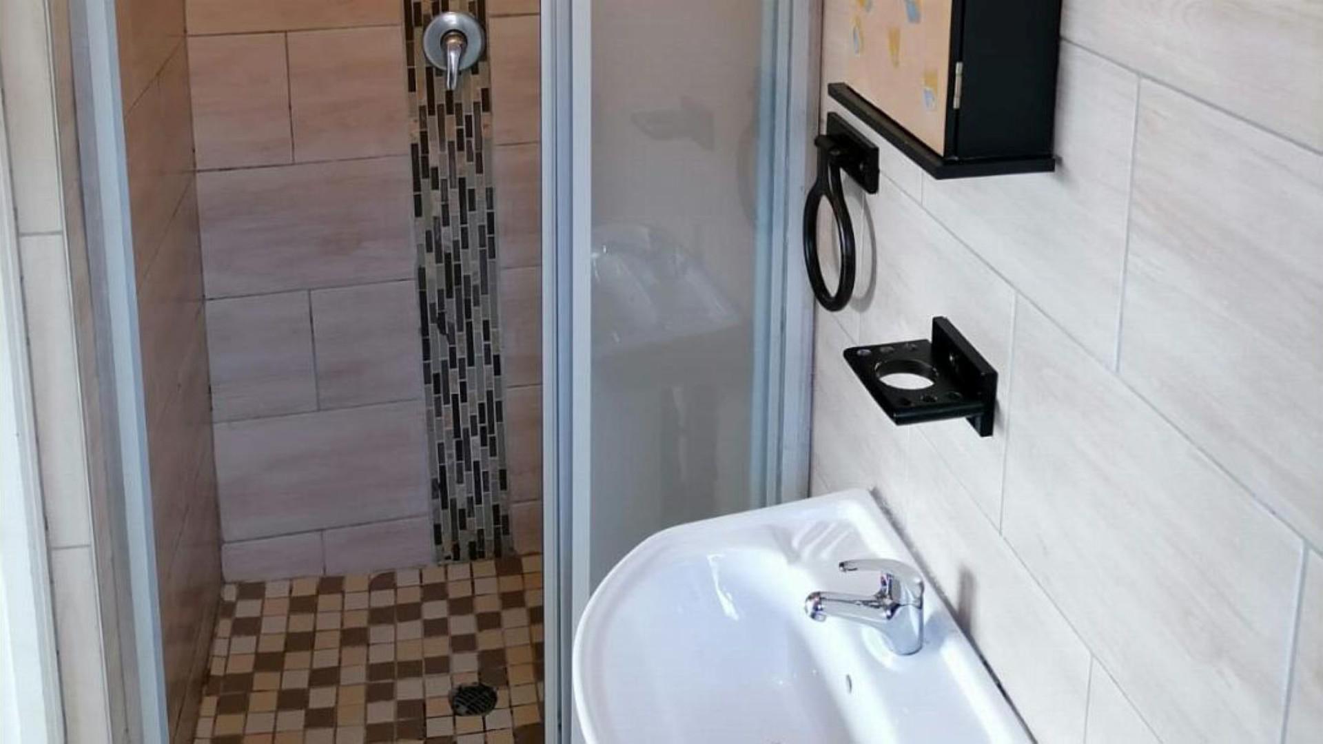 Bathroom 1 of property in Stonehenge