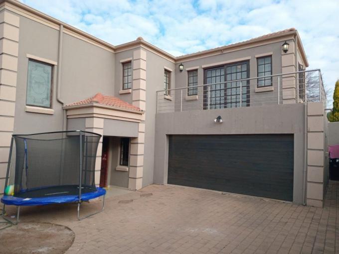 4 Bedroom Duplex to Rent in Blue Hills - Property to rent - MR685388